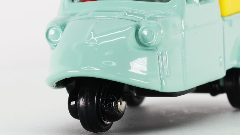 大きな左右のヘッドライトが目のようです