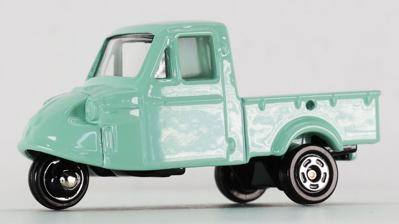 幌部の上部には布のたわみまで表現されています