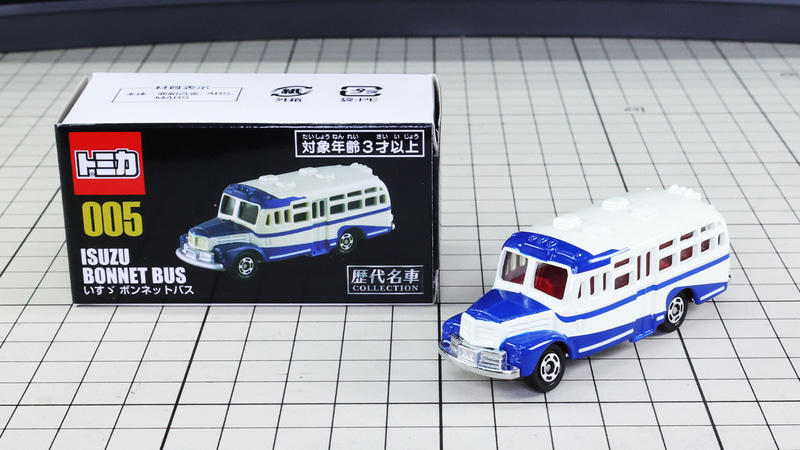 オフホワイトとブルーの鮮やかなカラーリング