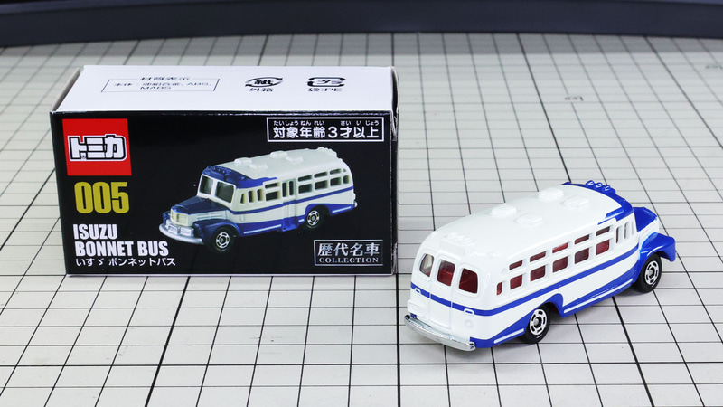 ブルーの中にホワイトのラインが疾走感を与えています