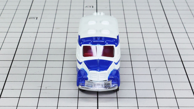 フロント：ボンネットが強調されています