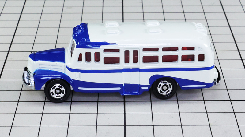 左サイド：左側には乗降ドアがあります