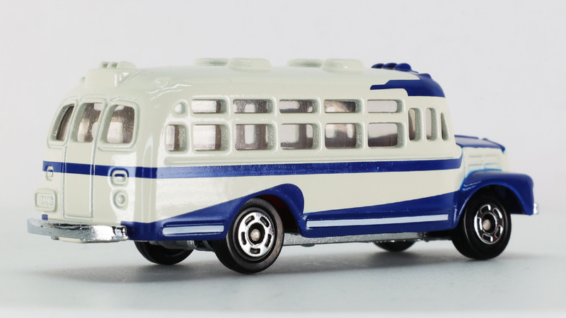 多数の窓があることでバス車両を強調します