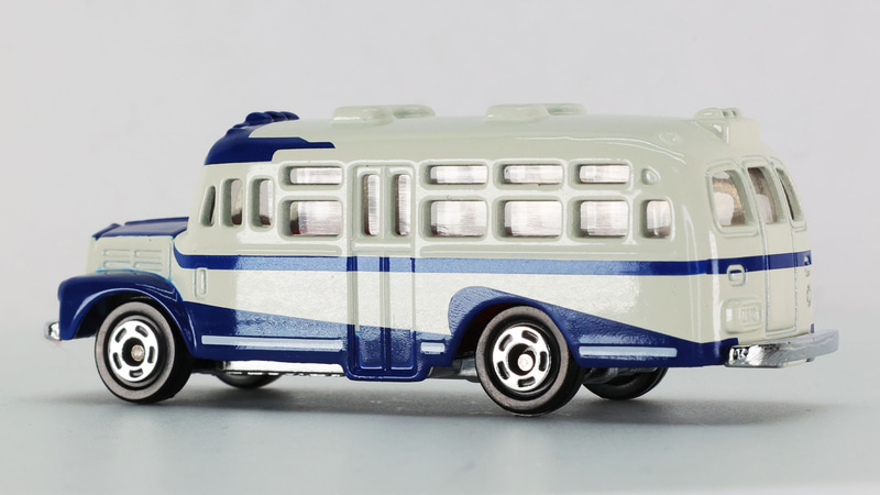 左側通行車両だけに左側だけに乗降ドアを備えます