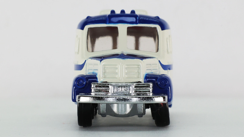 広く大きいフロントガラス中央にはピラー（柱）があります