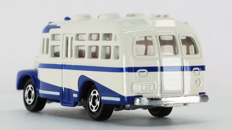 ホイールはトミカ標準のものです