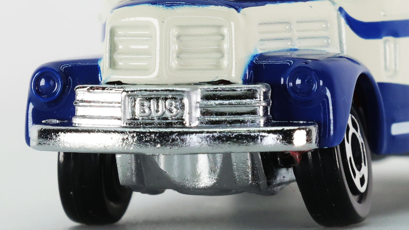 クロームメッキのシャーシにあるナンバープレートには“BUS”のモールドがあります