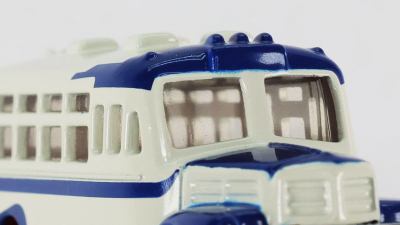 ルーフ前後にはランプ類のディテールがあります