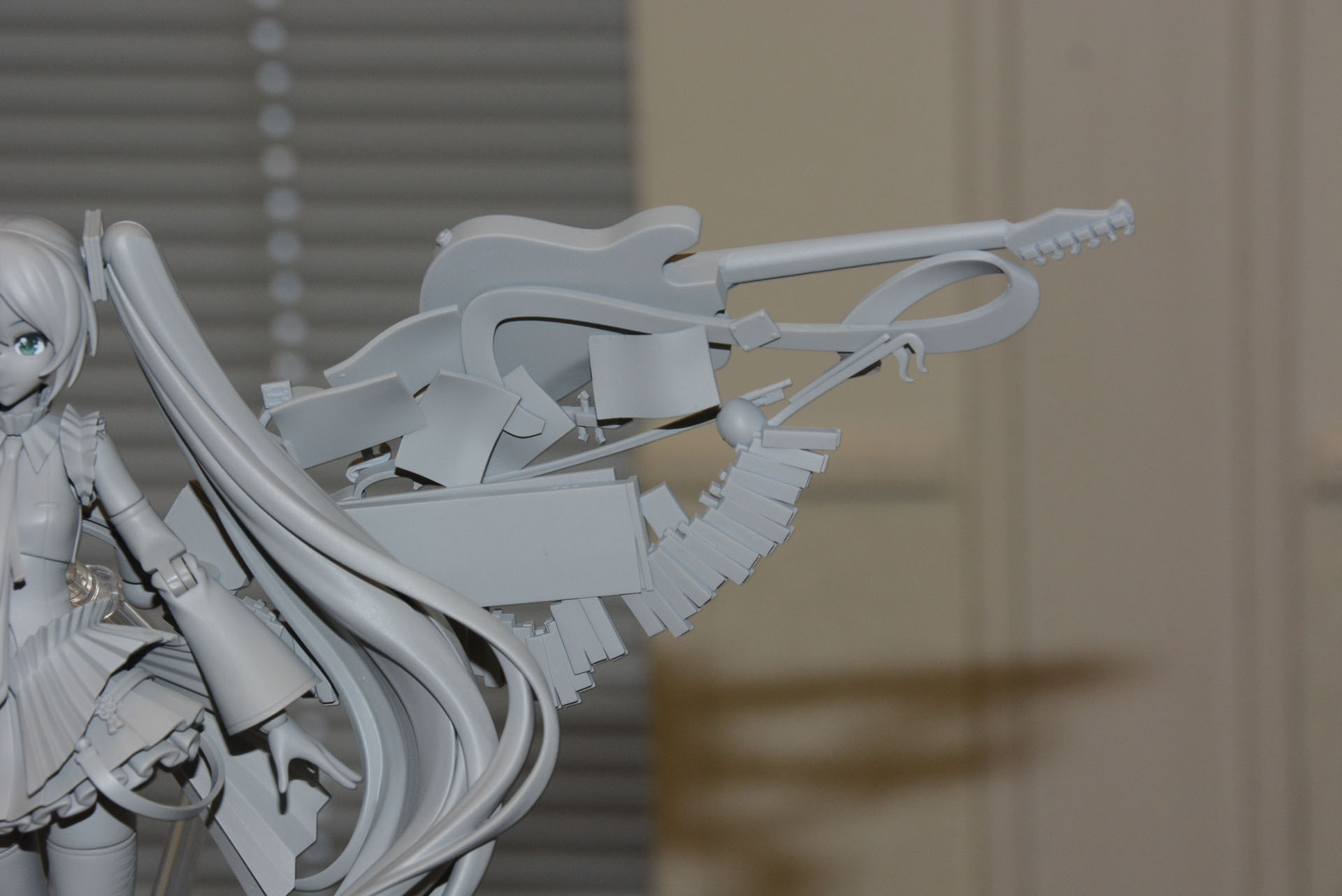 原型となるイラストの持ち味を活かした楽器が融合した翼