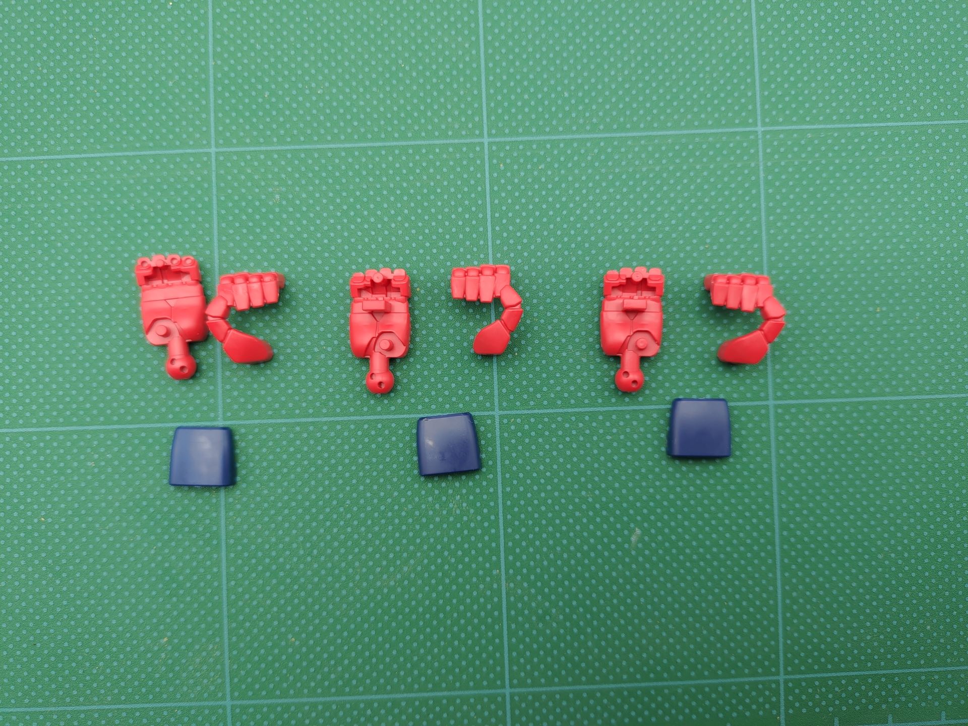 右手、左手の追加ハンドパーツも付属（右手は「太刀」用、「大剣」用に同一パーツが2つ付属）