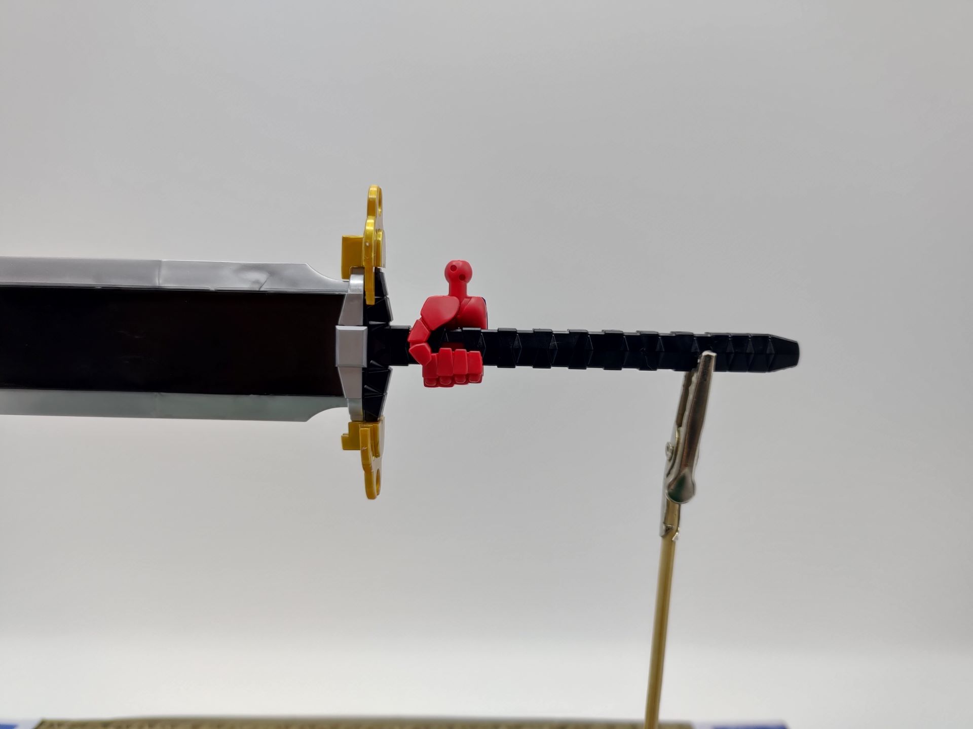 斬艦刀を保持する場合、穴が開いていた場所に専用ハンドパーツを装着