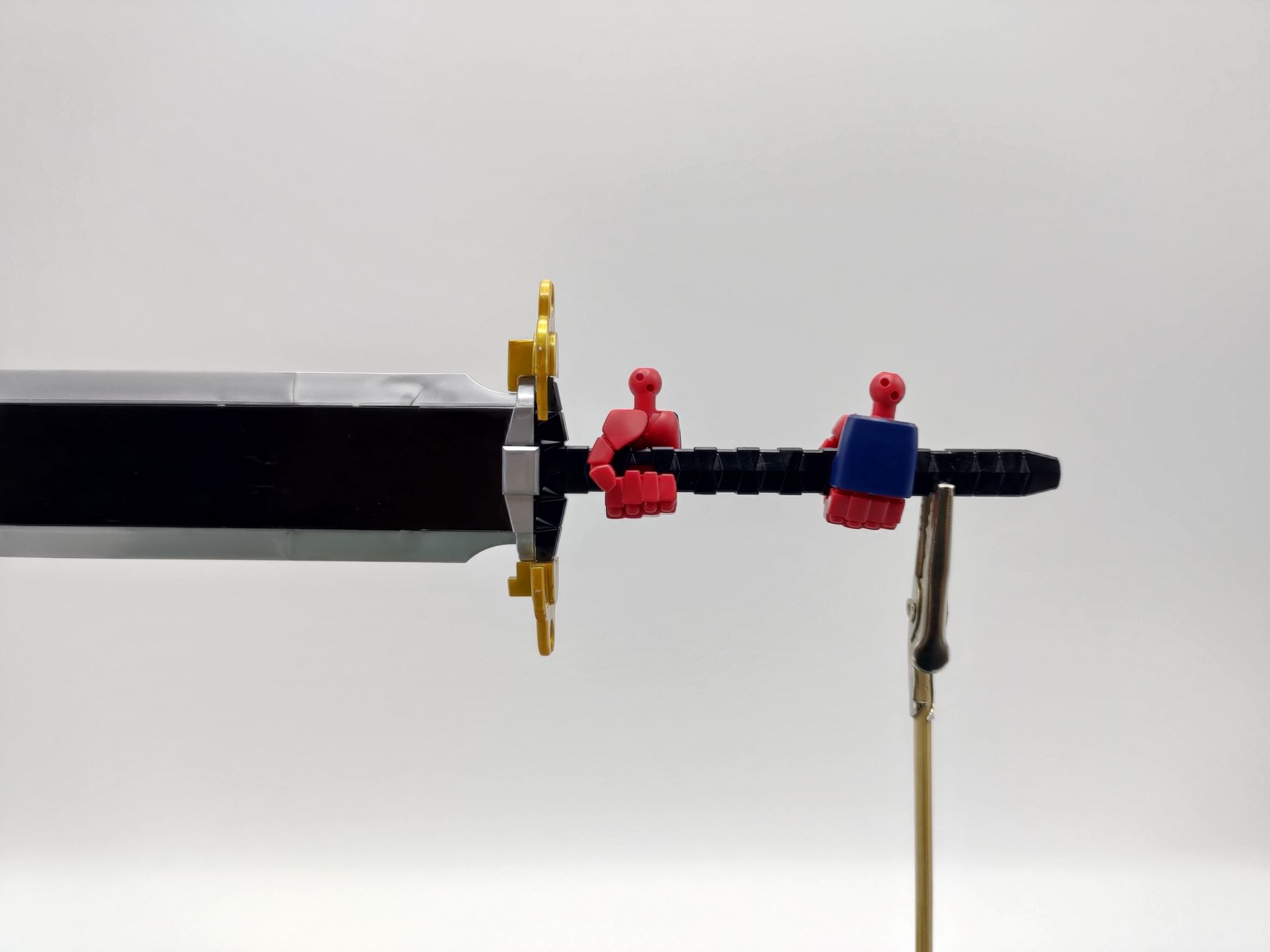 両手持ちの場合は、左ハンドパーツの穴に柄を通すイメージ