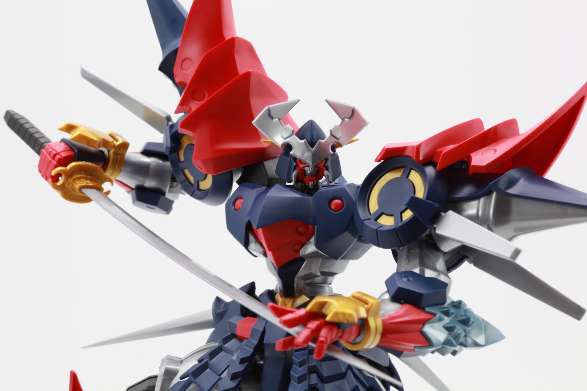 「太刀」状態の斬艦刀に手を這わせるポーズが武者らしくビシッと決まる