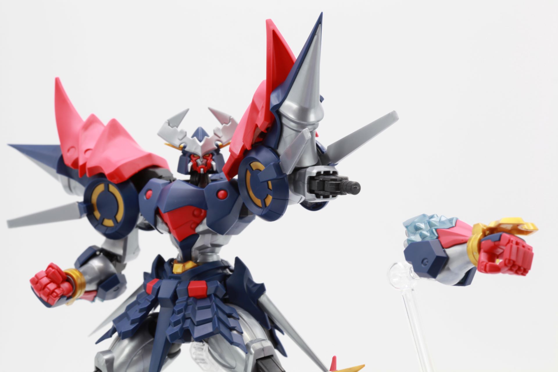 腕部を飛ばすダイナミック・ナックルも付属台座によって再現可能