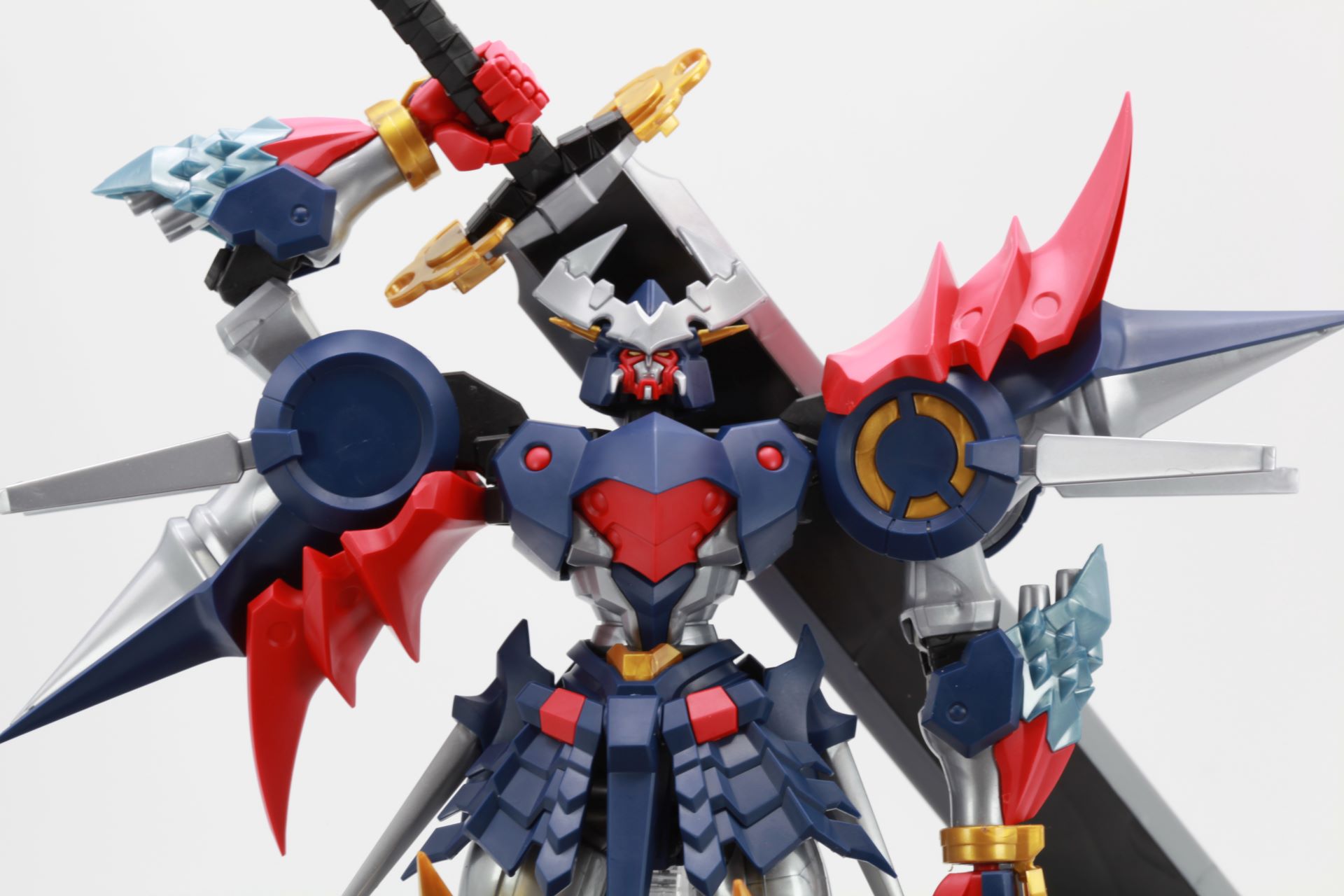 肩と腕の可動域により斬艦刀を背中に回すポーズもとれる