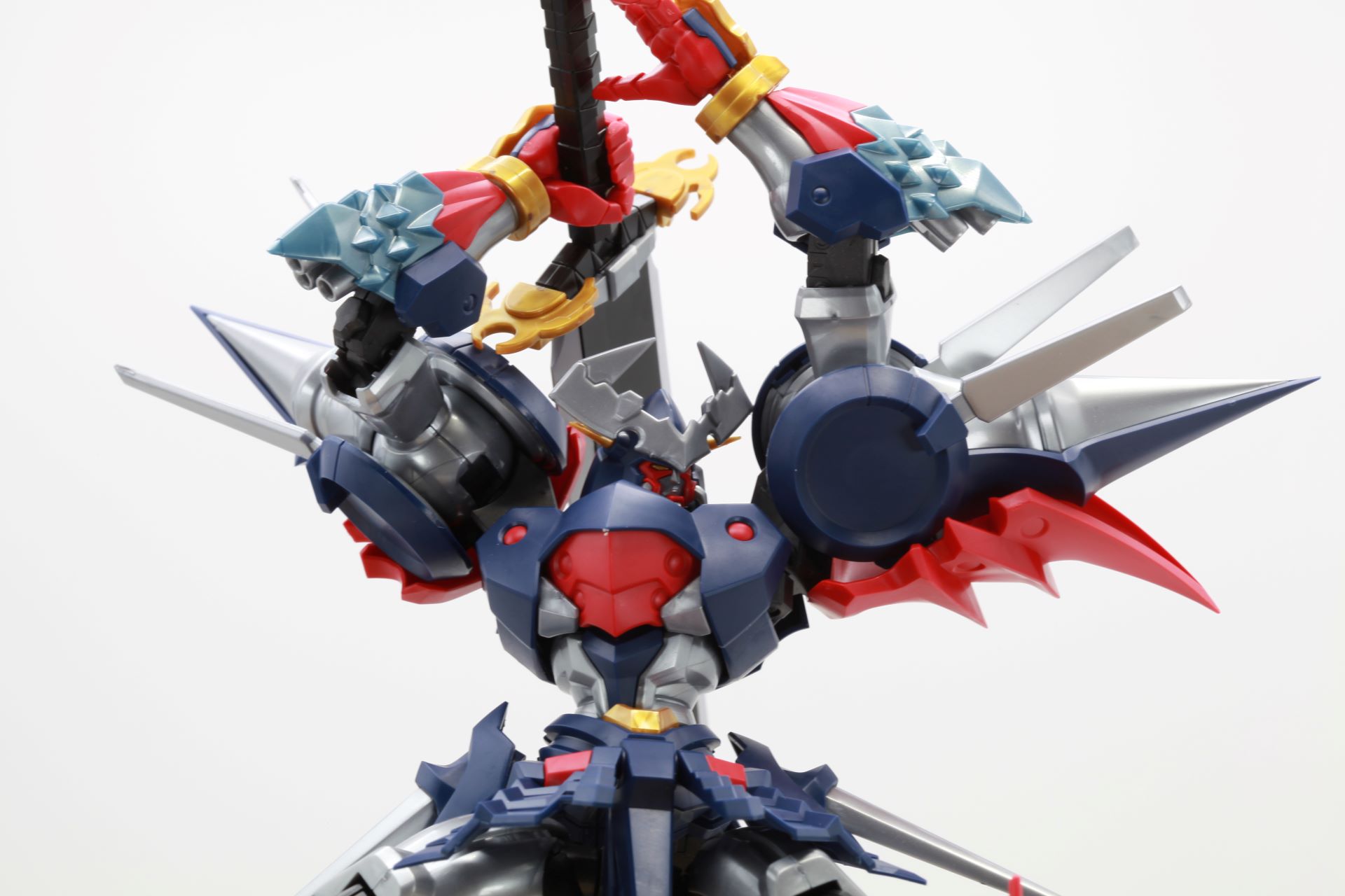 「雲耀の太刀」はダイナミックなポーズだが、肩部の球体関節、腕部の可動域の広さにより難なく表現可能