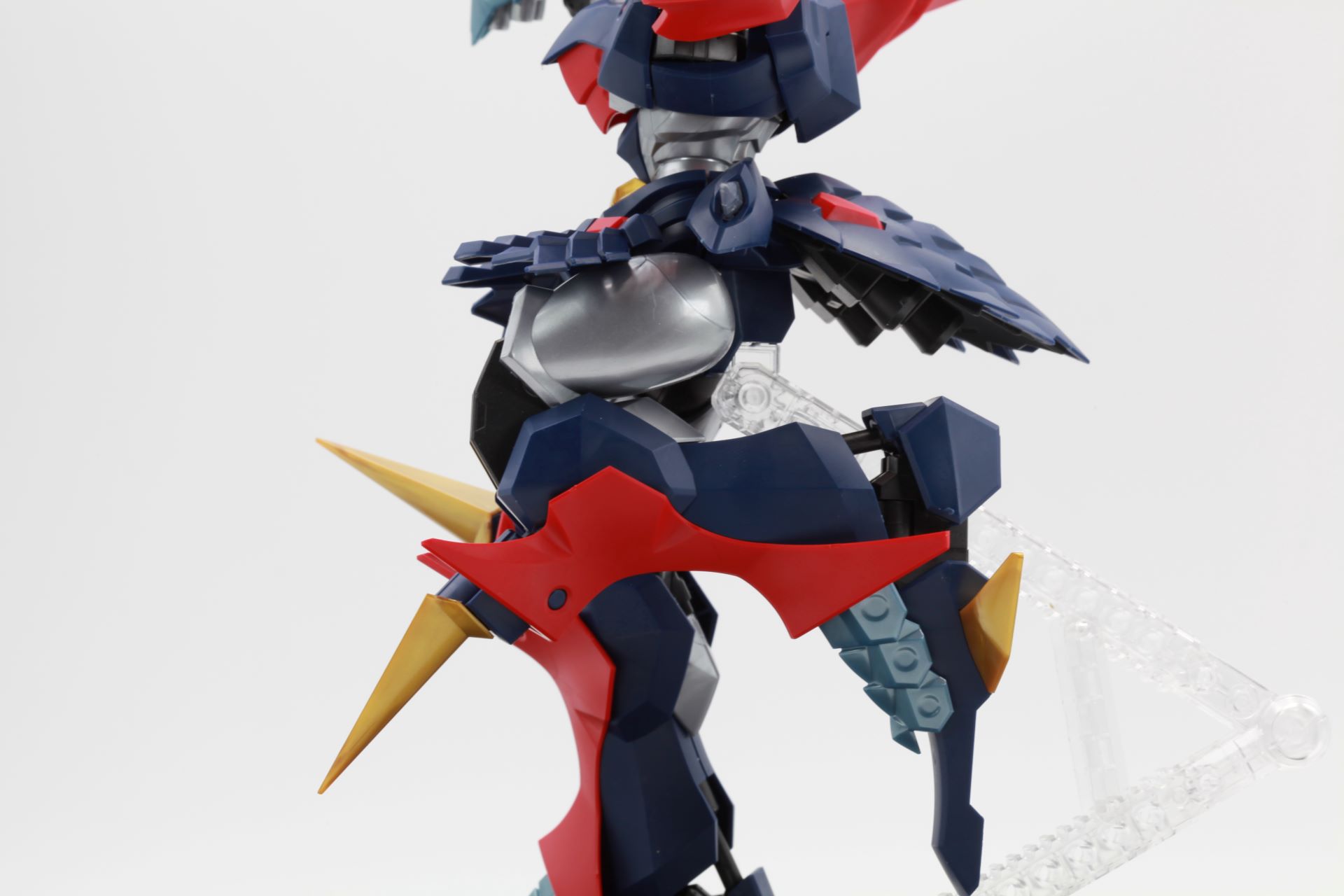 脚部の関節は、腕部同様180度まで対応