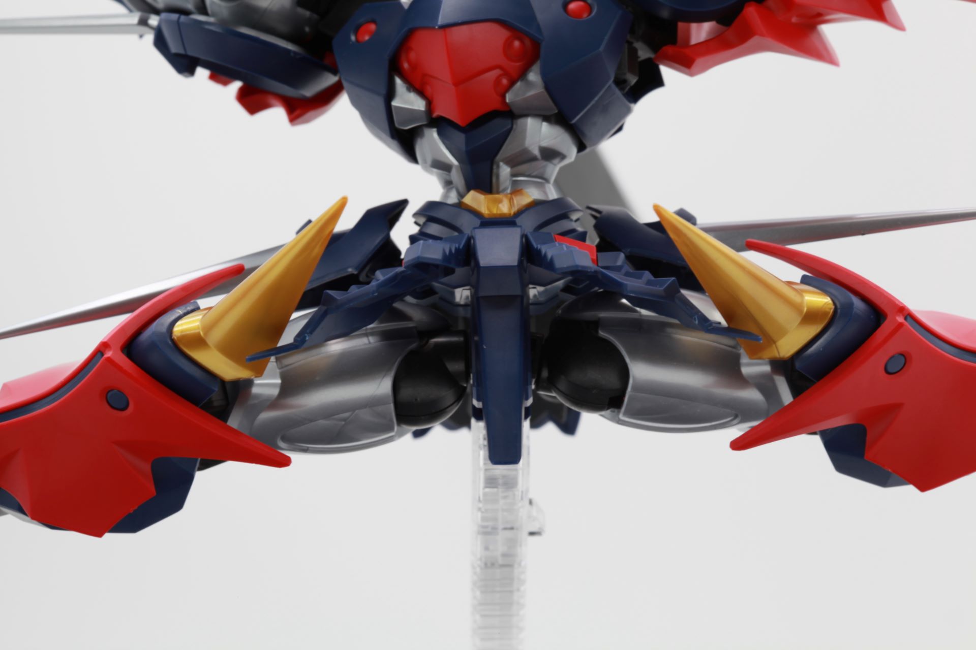 脚の付け根の設計により180度開脚する状態まで可動域を確保している