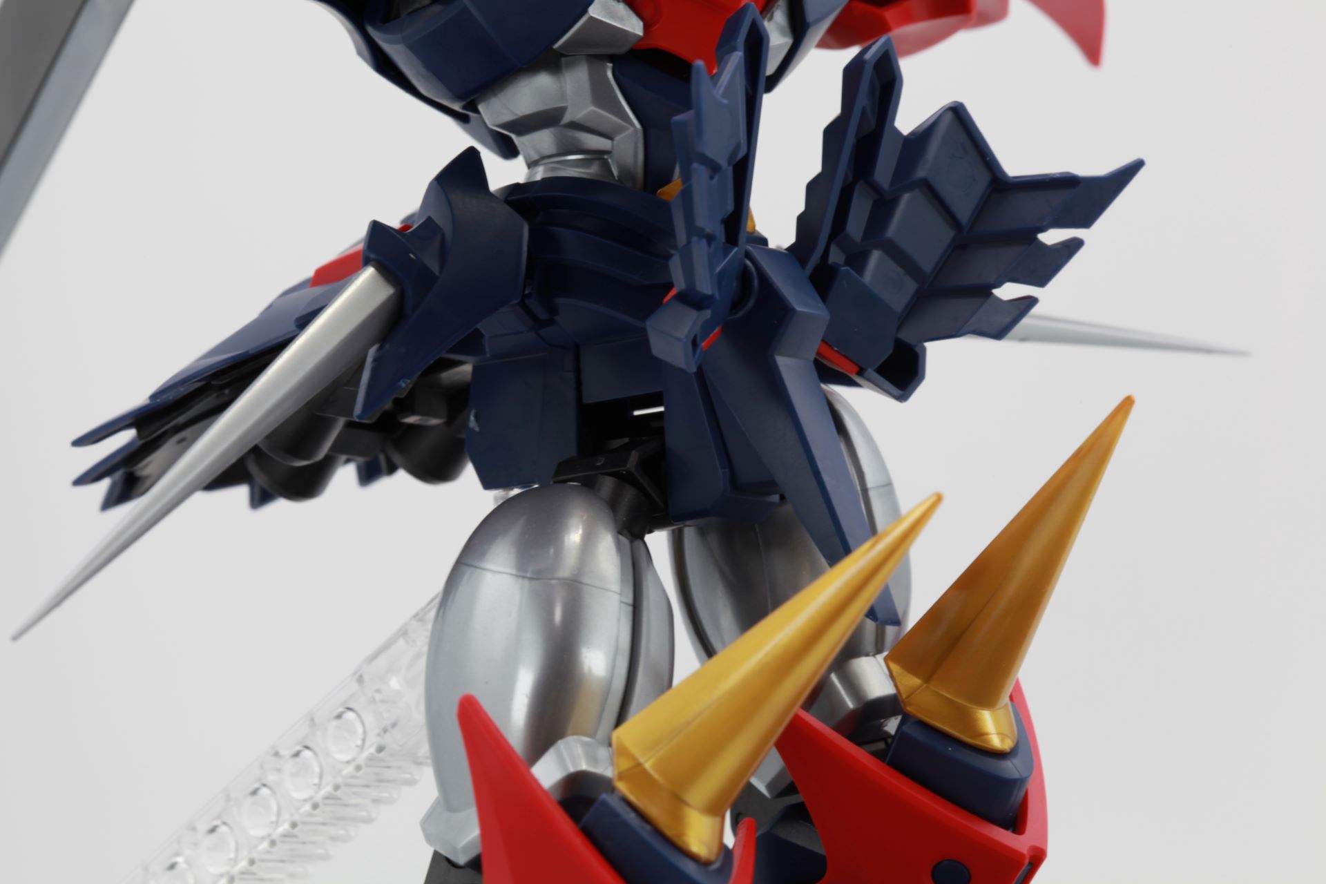 腰部の関節設計も特殊になっており、脚部と組み合わせて左右で足の高さを変えることが可能に