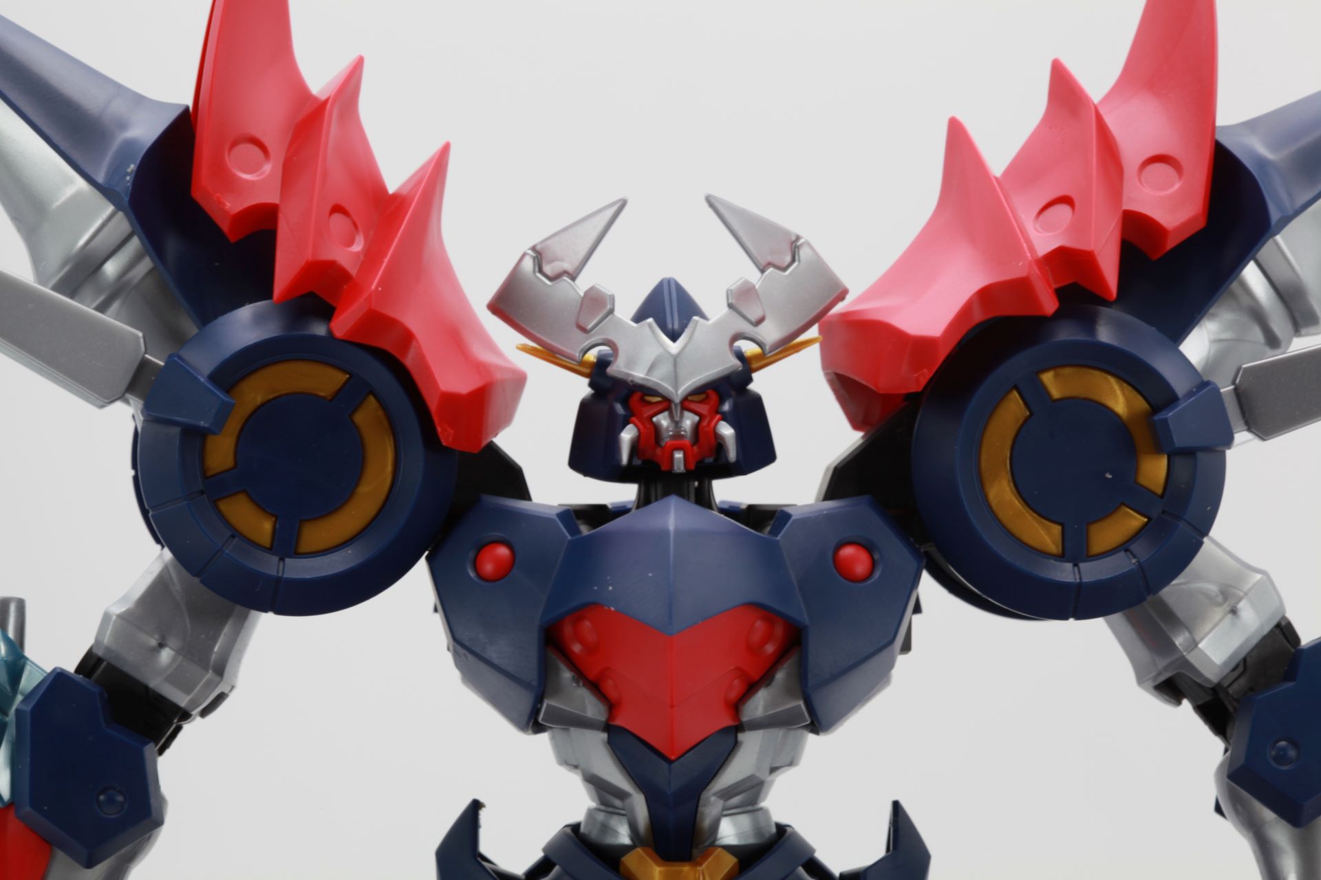 肩部は肩の赤い装甲により少しだけの上下可動が可能