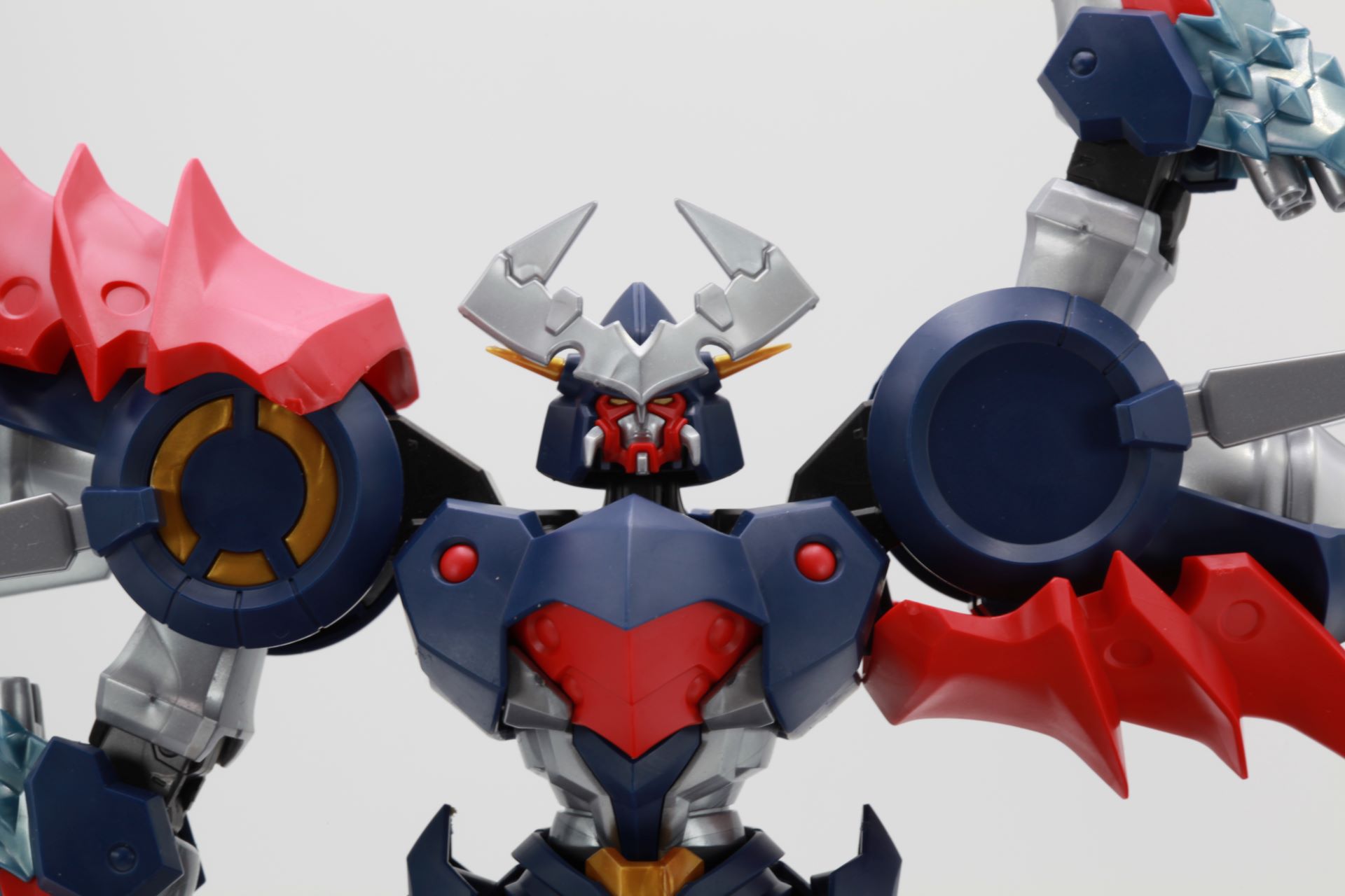 肩の回転は360度対応しており、腕部との組み合わせで様々なポージングにも対応