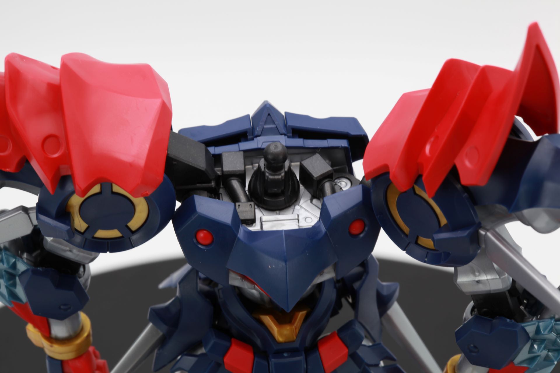 首元の特殊な関節設計によって、肩部を前に出すことが可能となっている