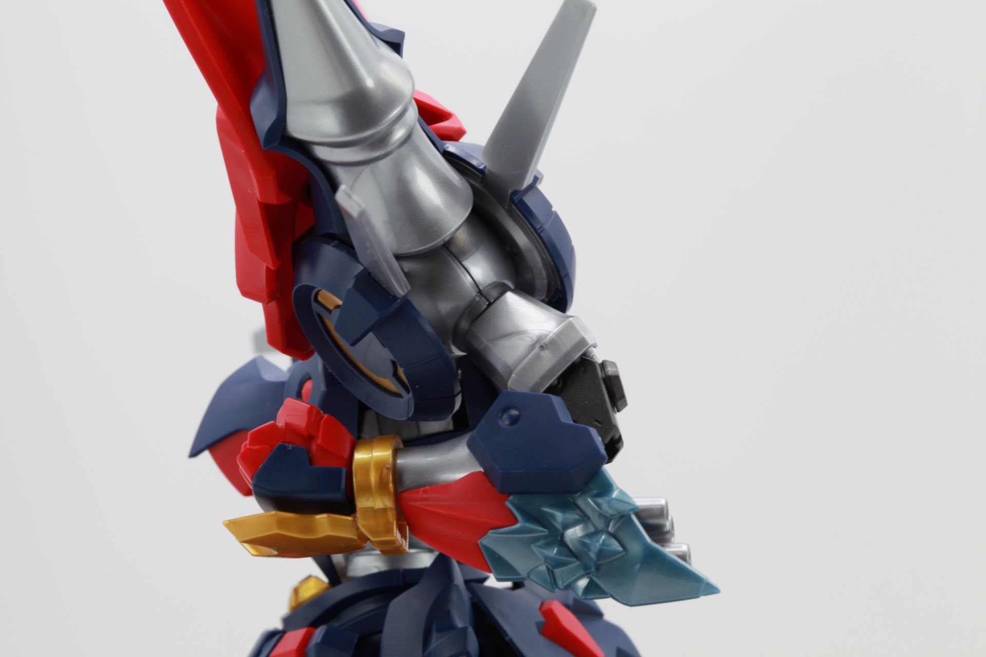 腕部の関節は180度まで曲げることが可能