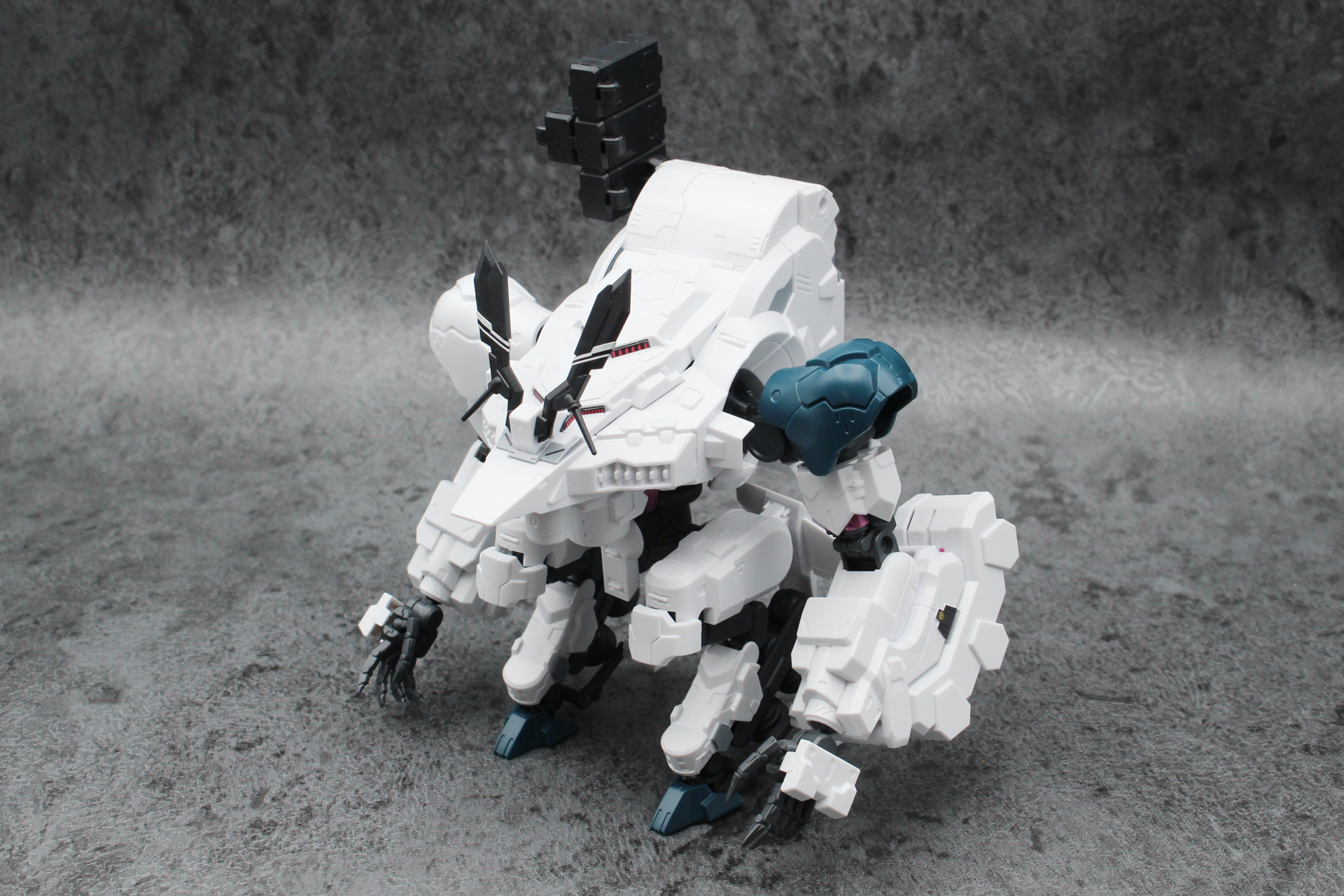 組み付けるとギルボウが完成。全高はミサイルランチャーを含め約130mm