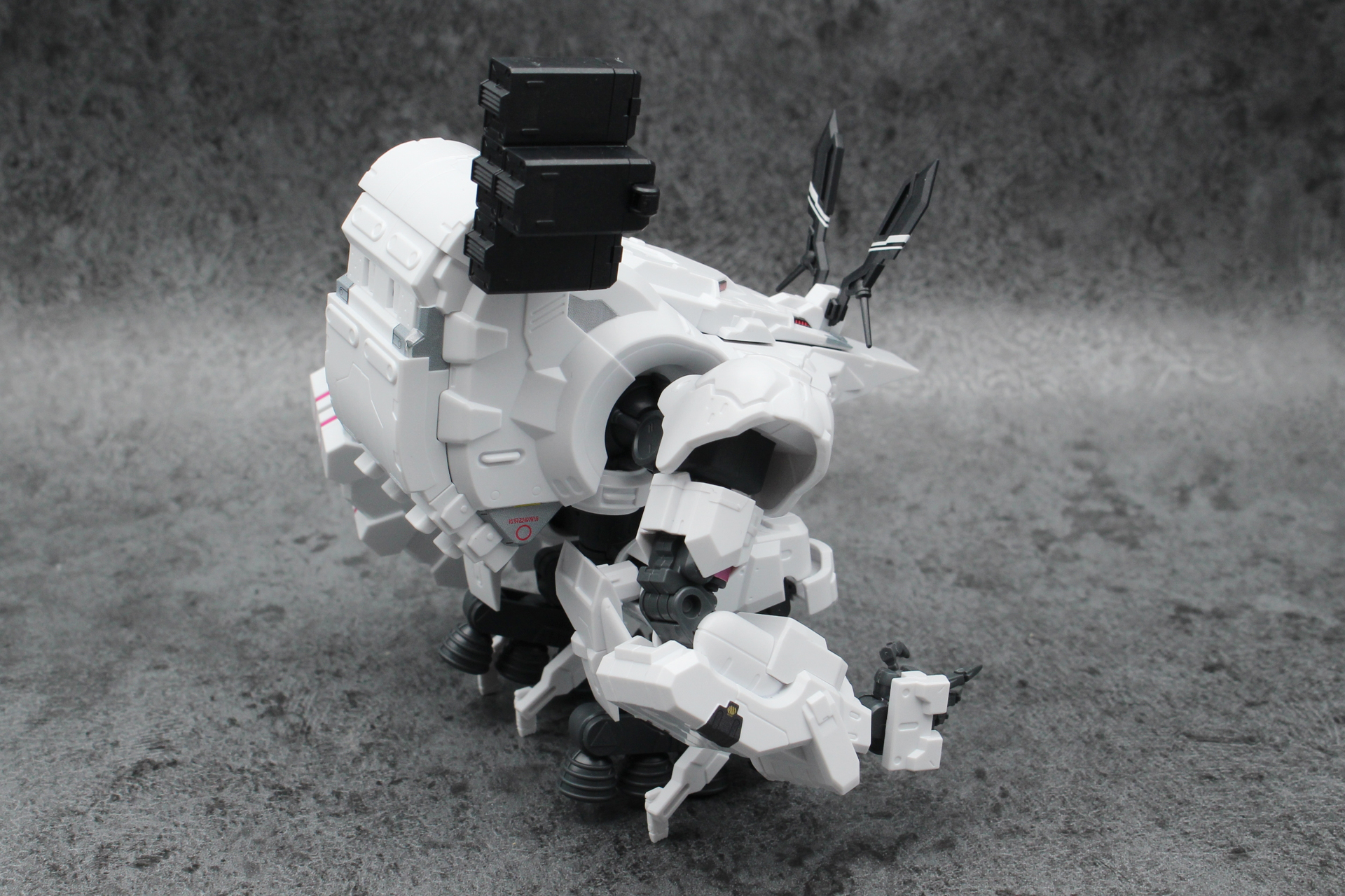 組み付けるとギルボウが完成。全高はミサイルランチャーを含め約130mm