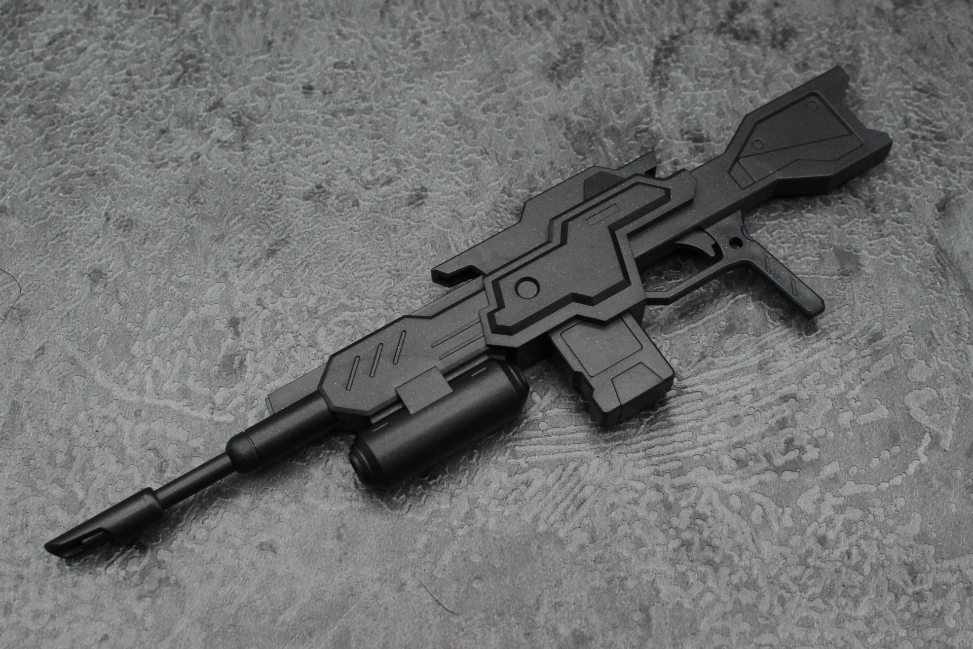 武装のライフル。手首パーツの組み替えにより左右どちらの腕にも装備できる