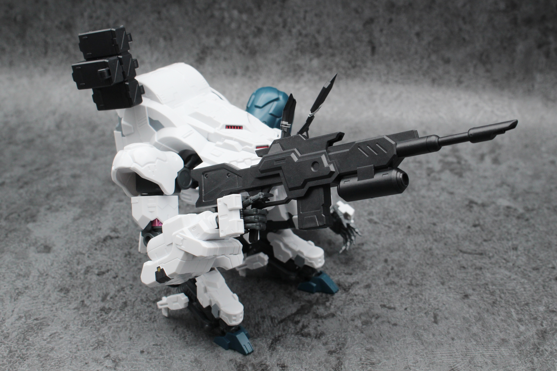 武装のライフル。手首パーツの組み替えにより左右どちらの腕にも装備できる