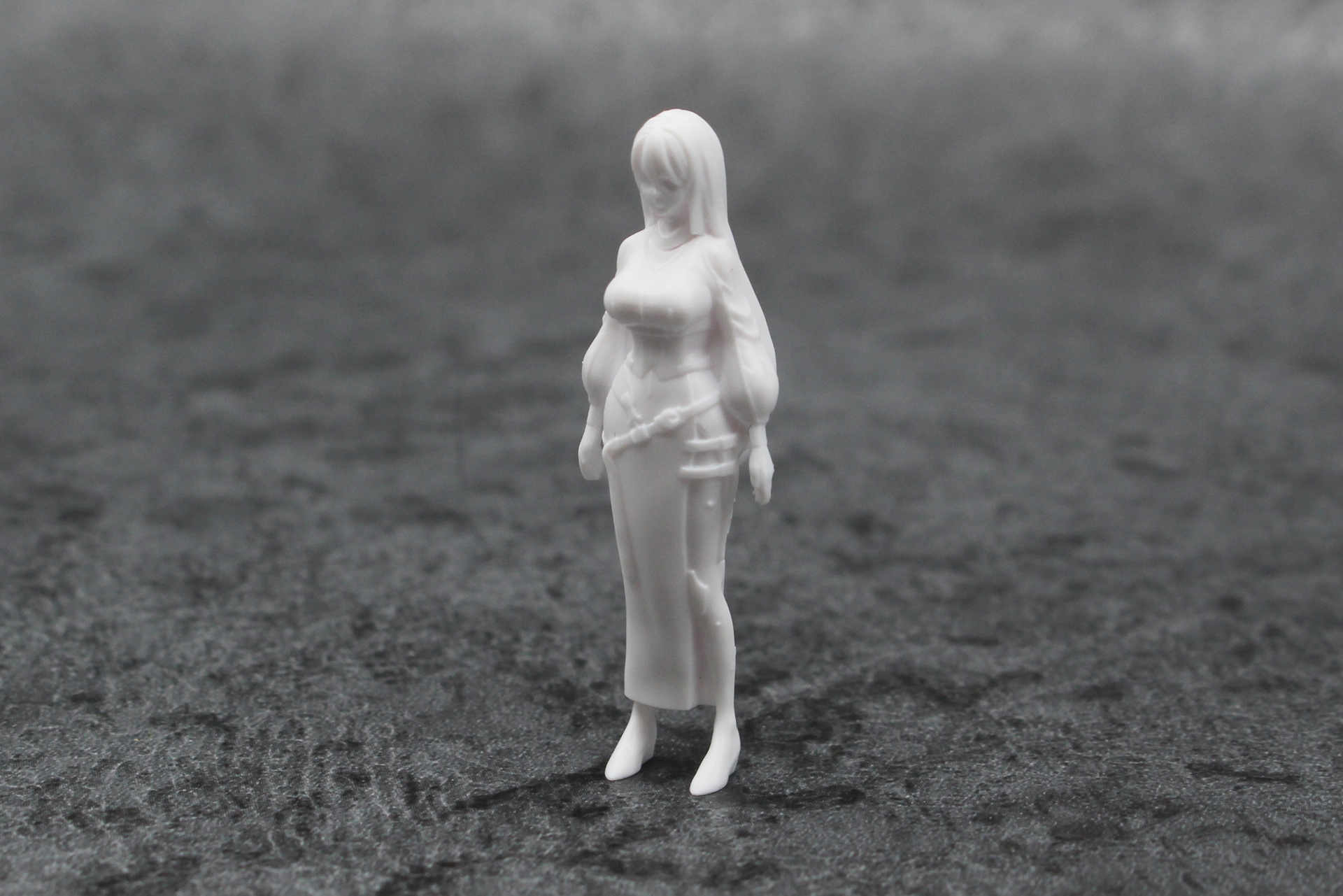 シュネーのフィギュアは前後2パーツの組み立て式。43mmほどだが、体型もバッチリ再現されている