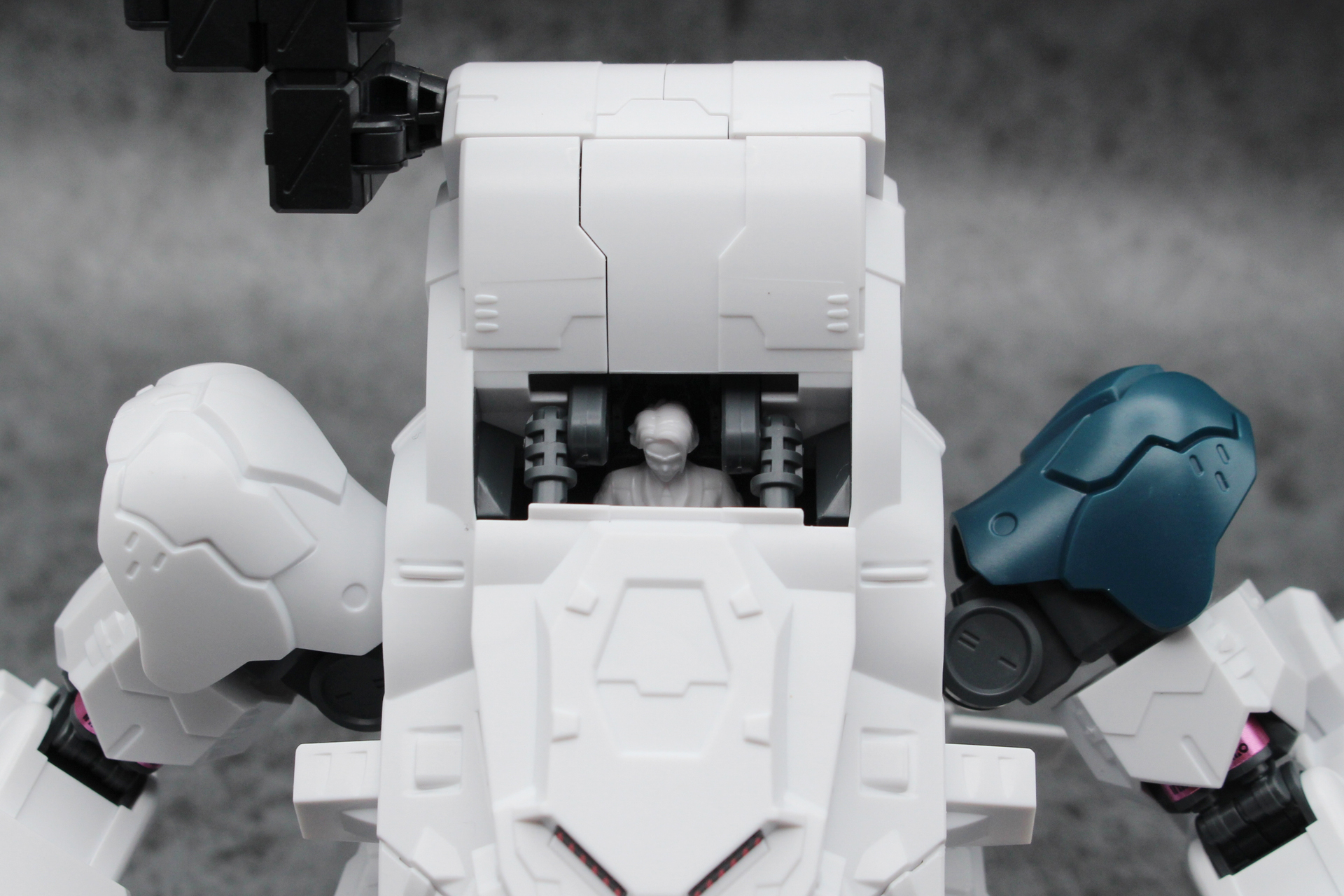 コックピットハッチは前方にスライドさせて中を見られる。上に大きく開くことも可能