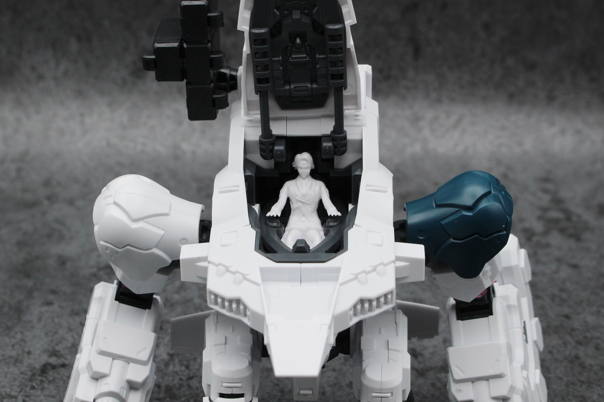 コックピットハッチは前方にスライドさせて中を見られる。上に大きく開くことも可能