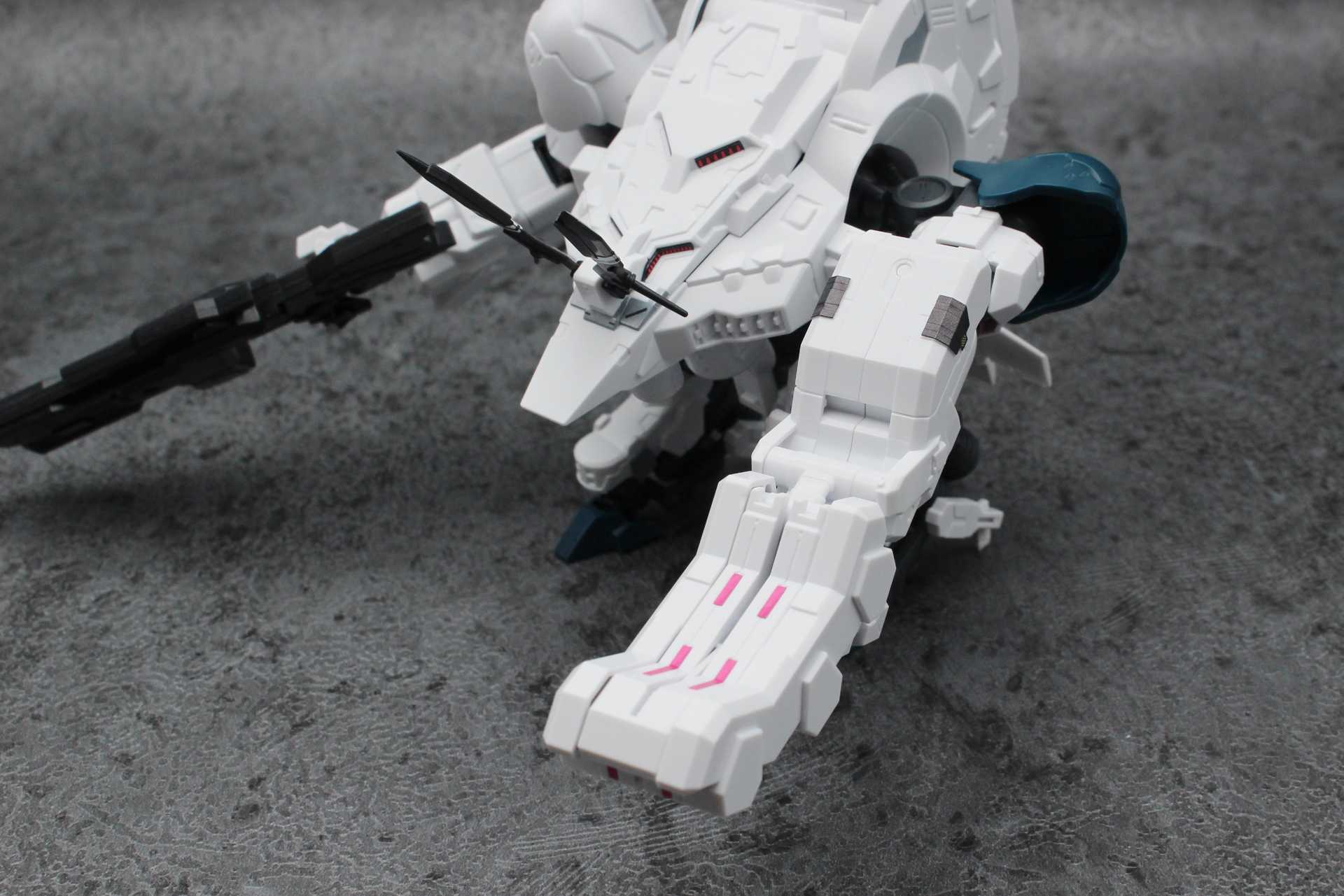 エネルギー・インパクト・ブレードは左腕のギミックを展開してエフェクトを取り付ける