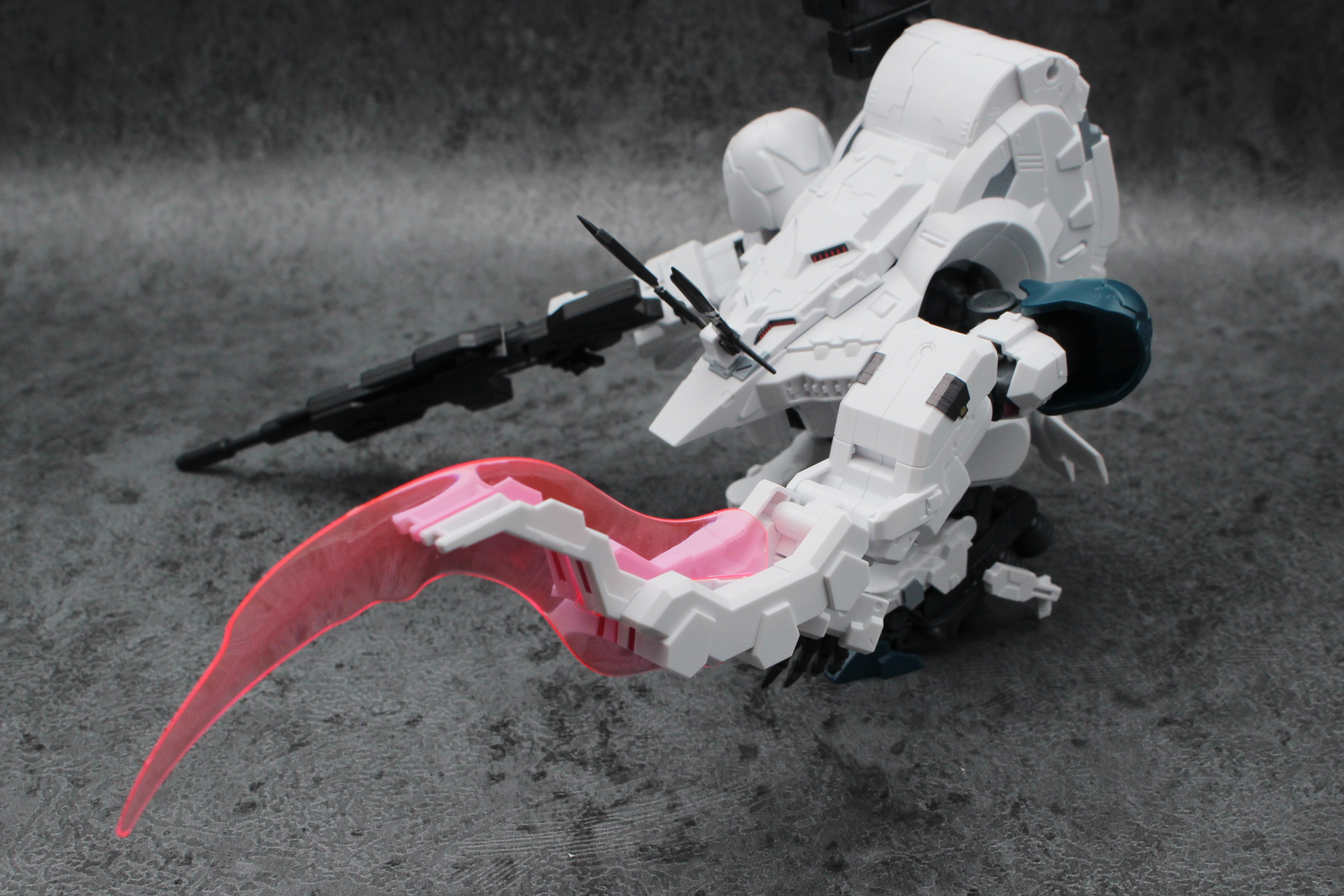 エネルギー・インパクト・ブレードは左腕のギミックを展開してエフェクトを取り付ける