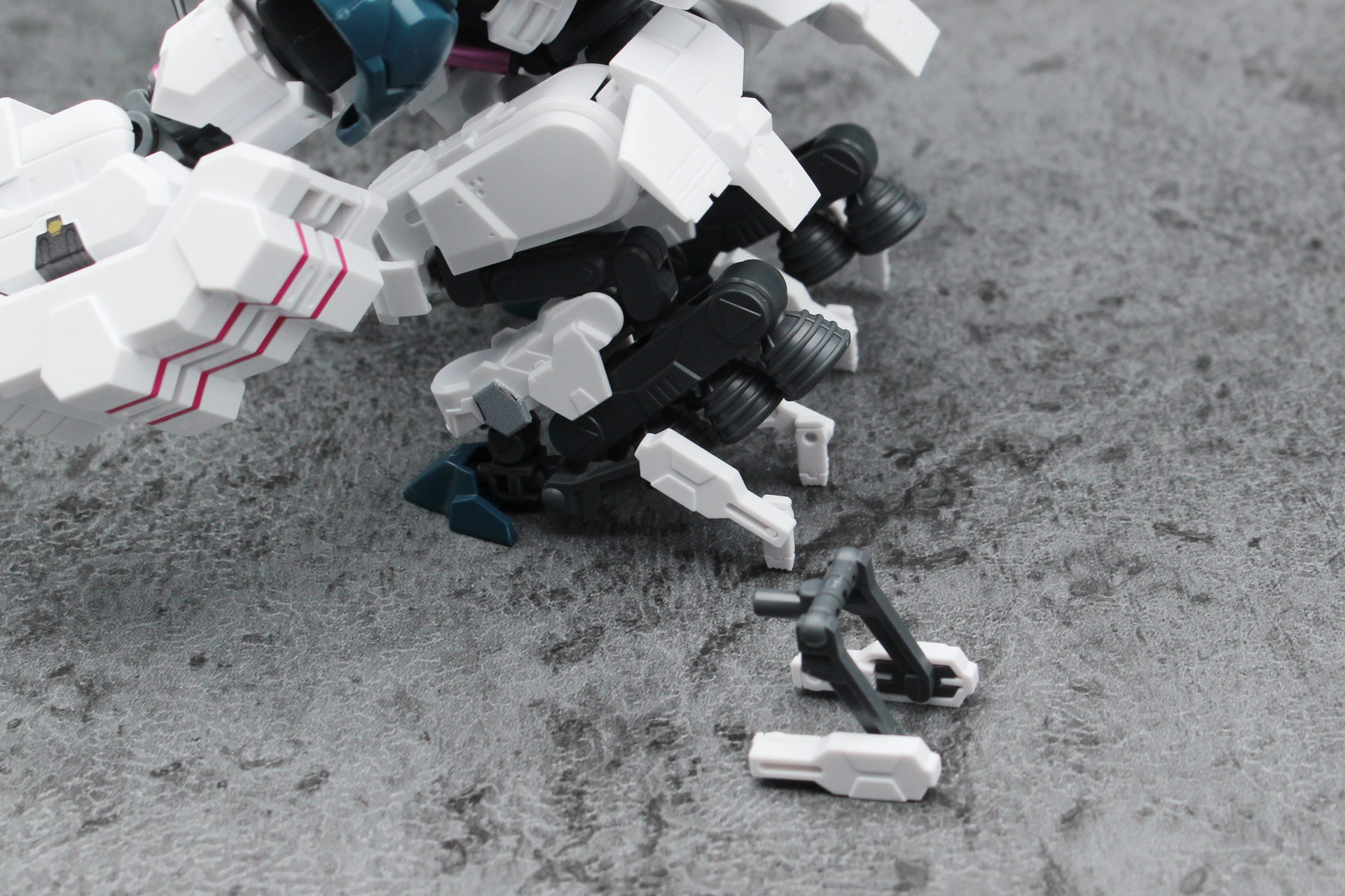 かかとのパーツを交換してホバー状態を再現