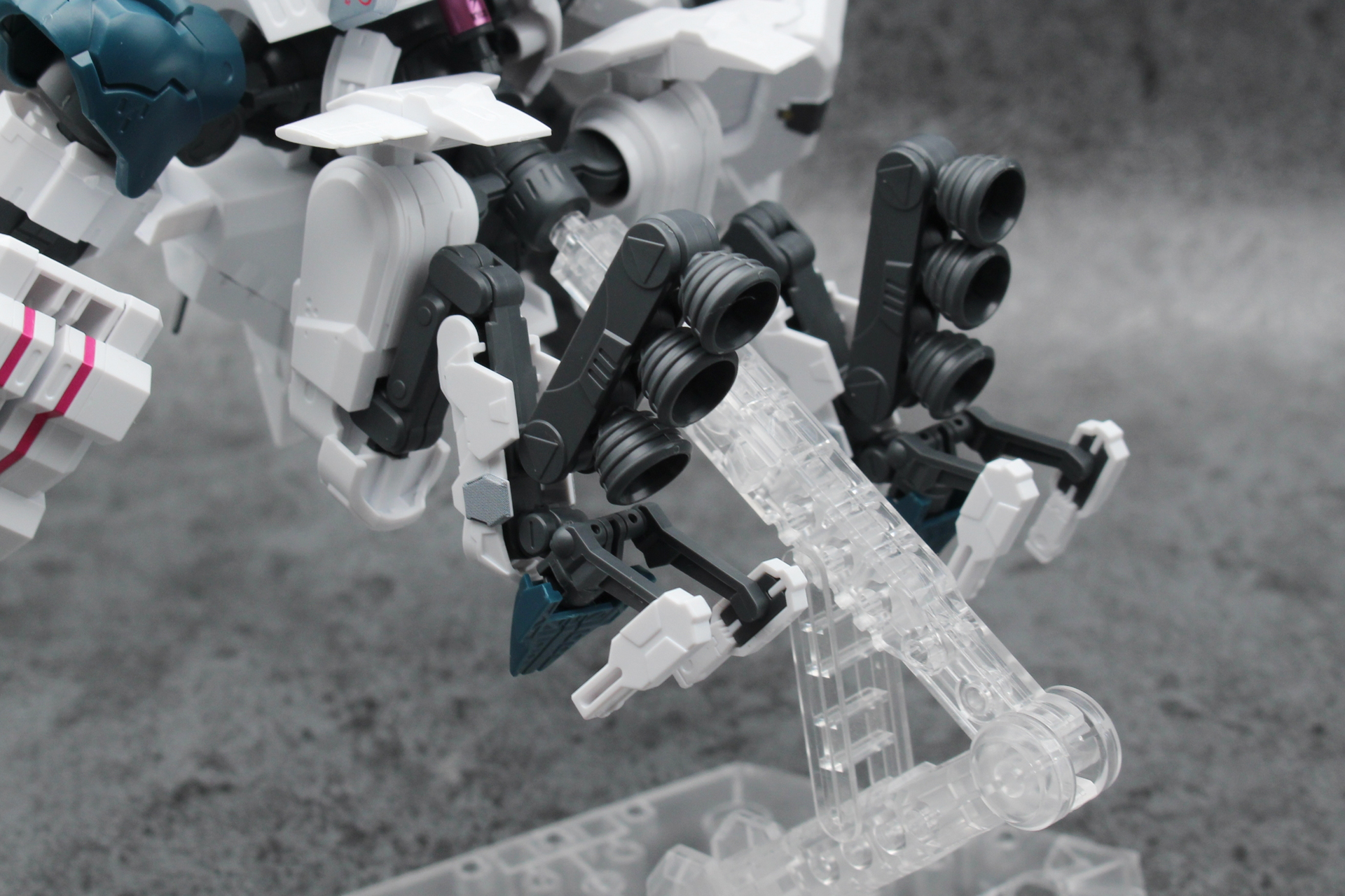 かかとのパーツを交換してホバー状態を再現