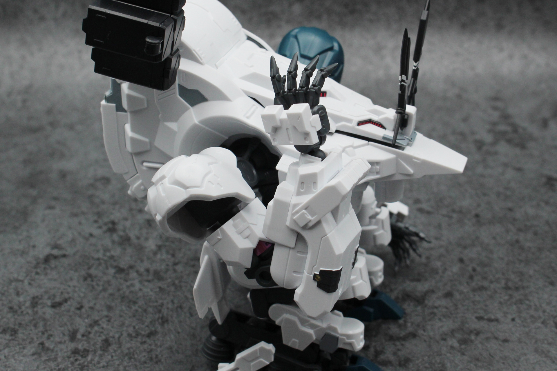 前腕を引き出すことで腕はここまで曲げられる