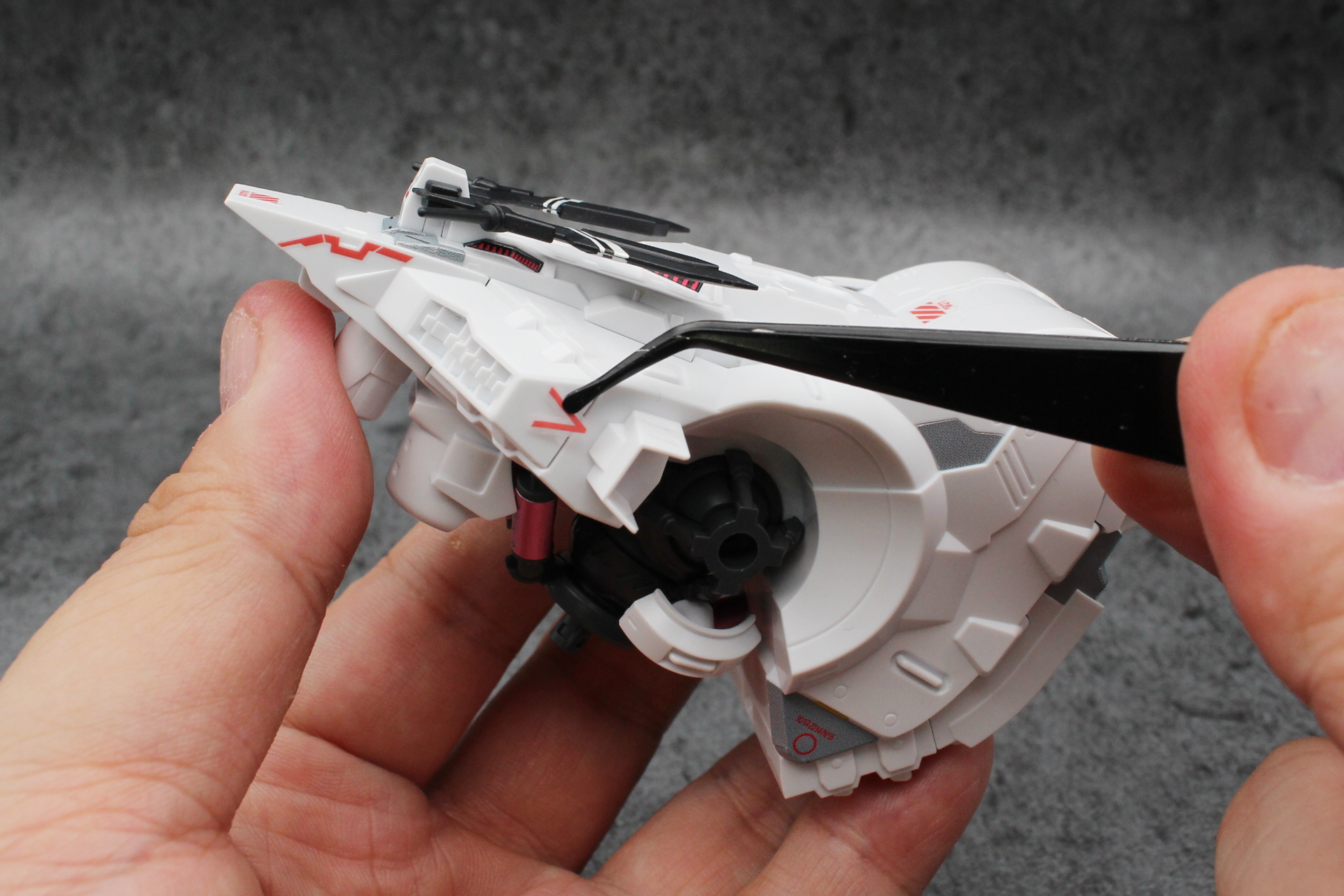 マーキングシールを貼っていく。かなり小さなものもあるので、はがす時などに飛ばさないように注意