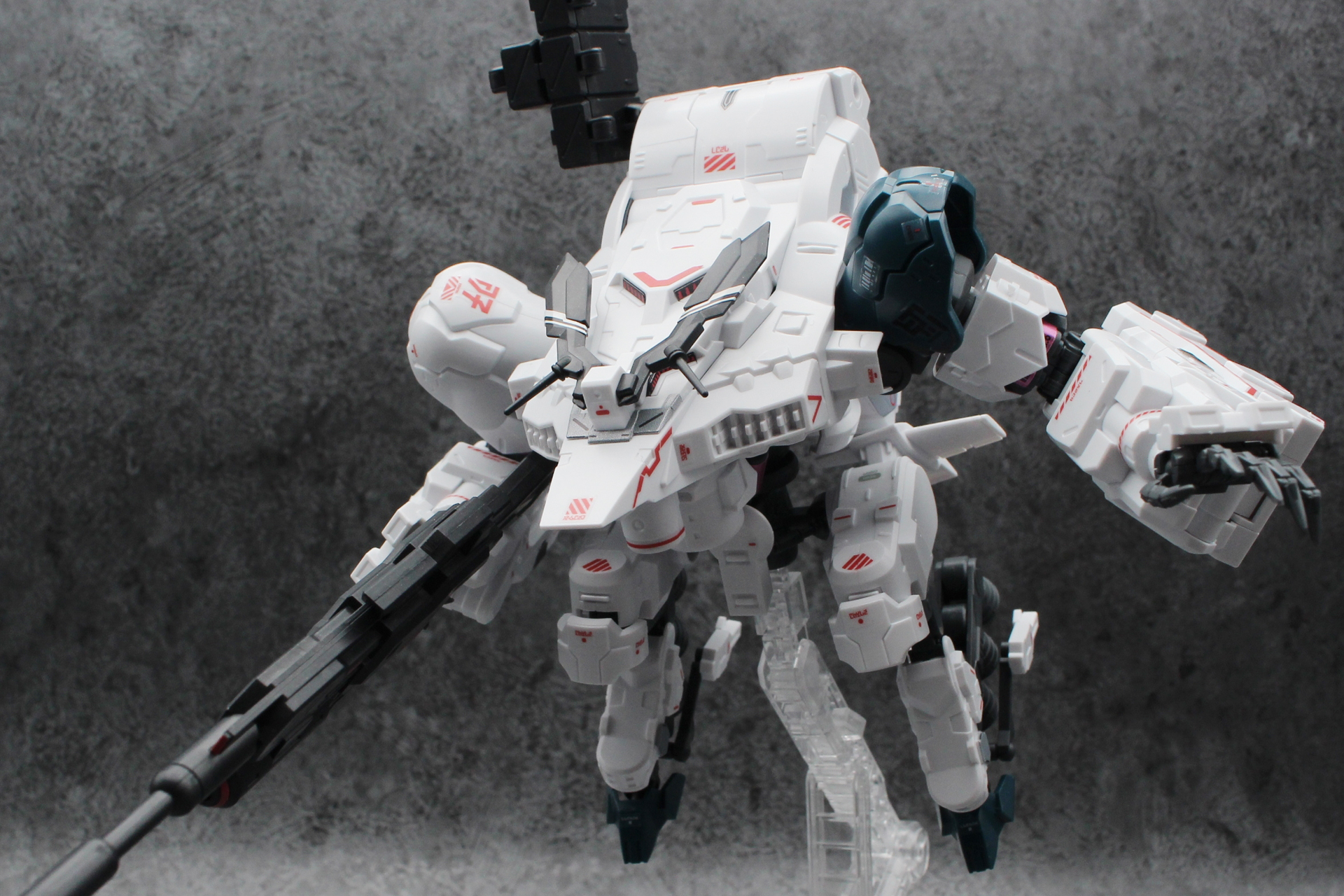 マーキングを施したギルボウ。ミリタリーな雰囲気が一気に高まった