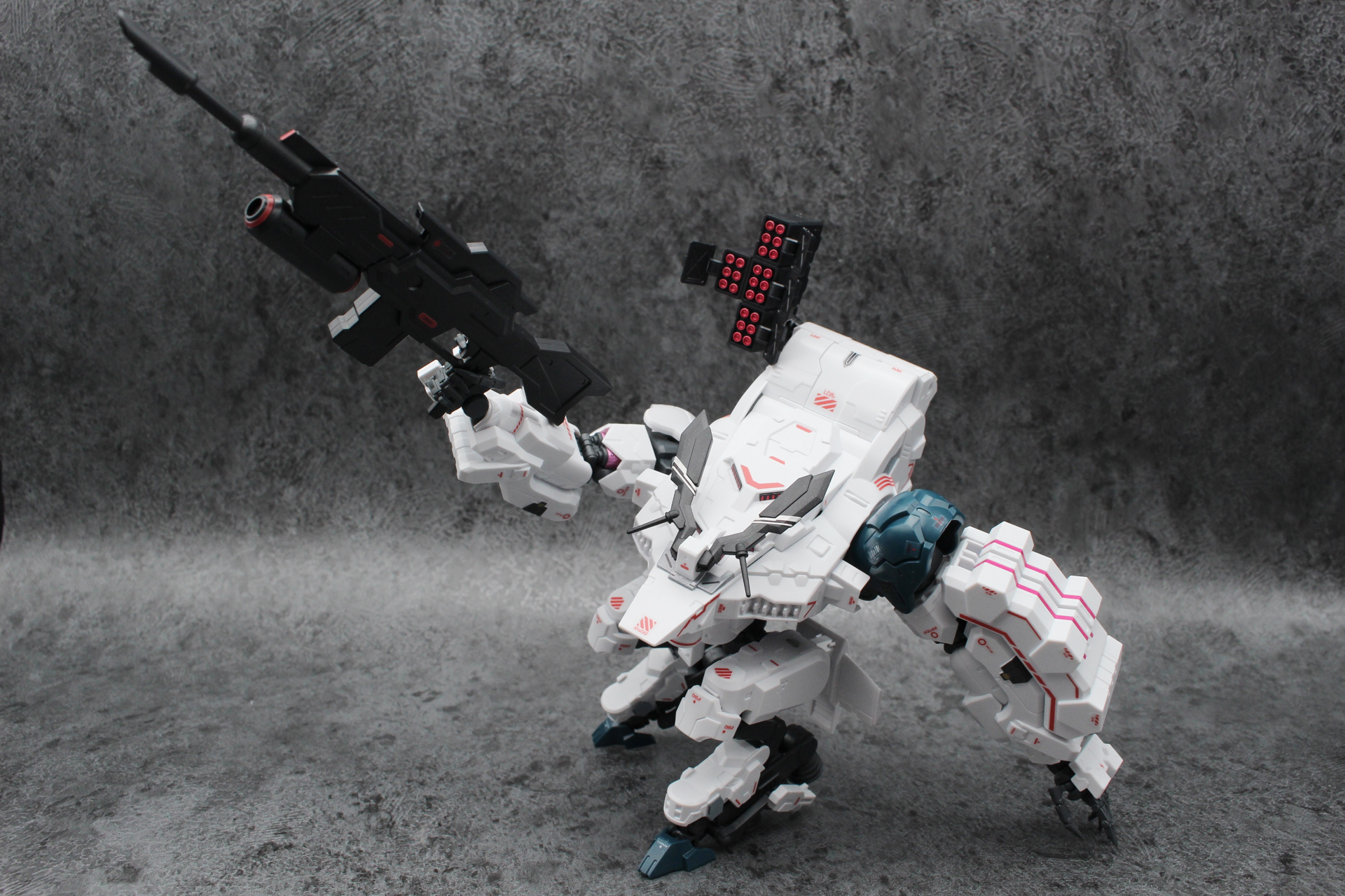 マーキングを施したギルボウ。ミリタリーな雰囲気が一気に高まった