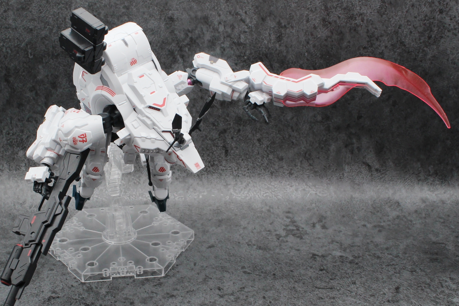 ブレードエフェクトを取り付けてのポージング。腕をまっすぐにするときは肘を縮めると固定される