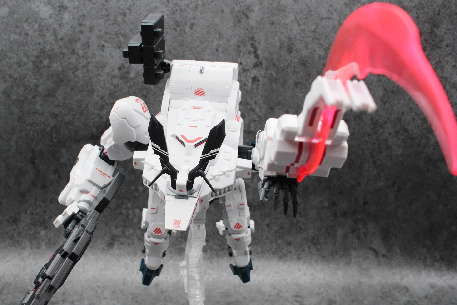 ブレードエフェクトを取り付けてのポージング。腕をまっすぐにするときは肘を縮めると固定される