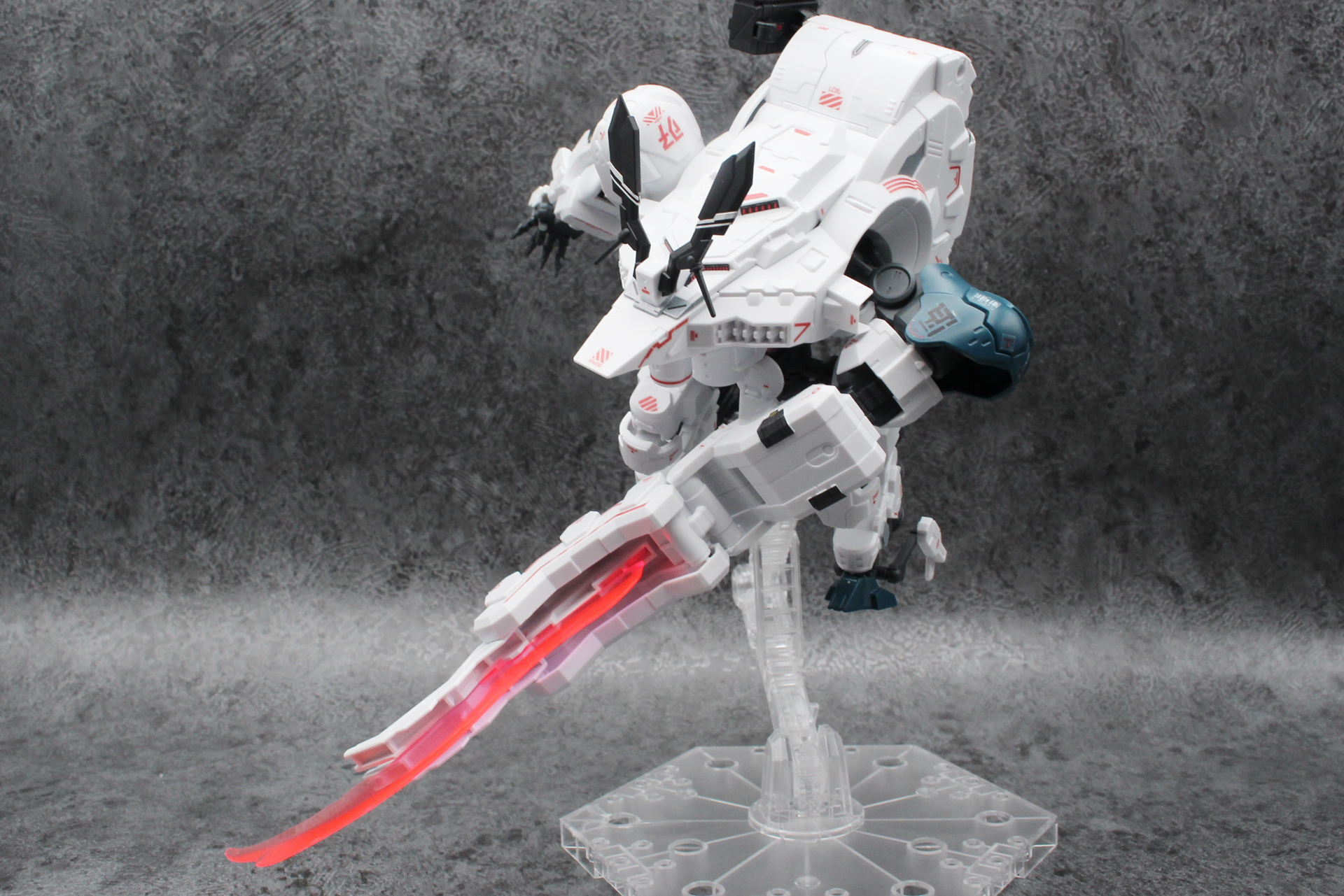 ブレードエフェクトを取り付けてのポージング。腕をまっすぐにするときは肘を縮めると固定される