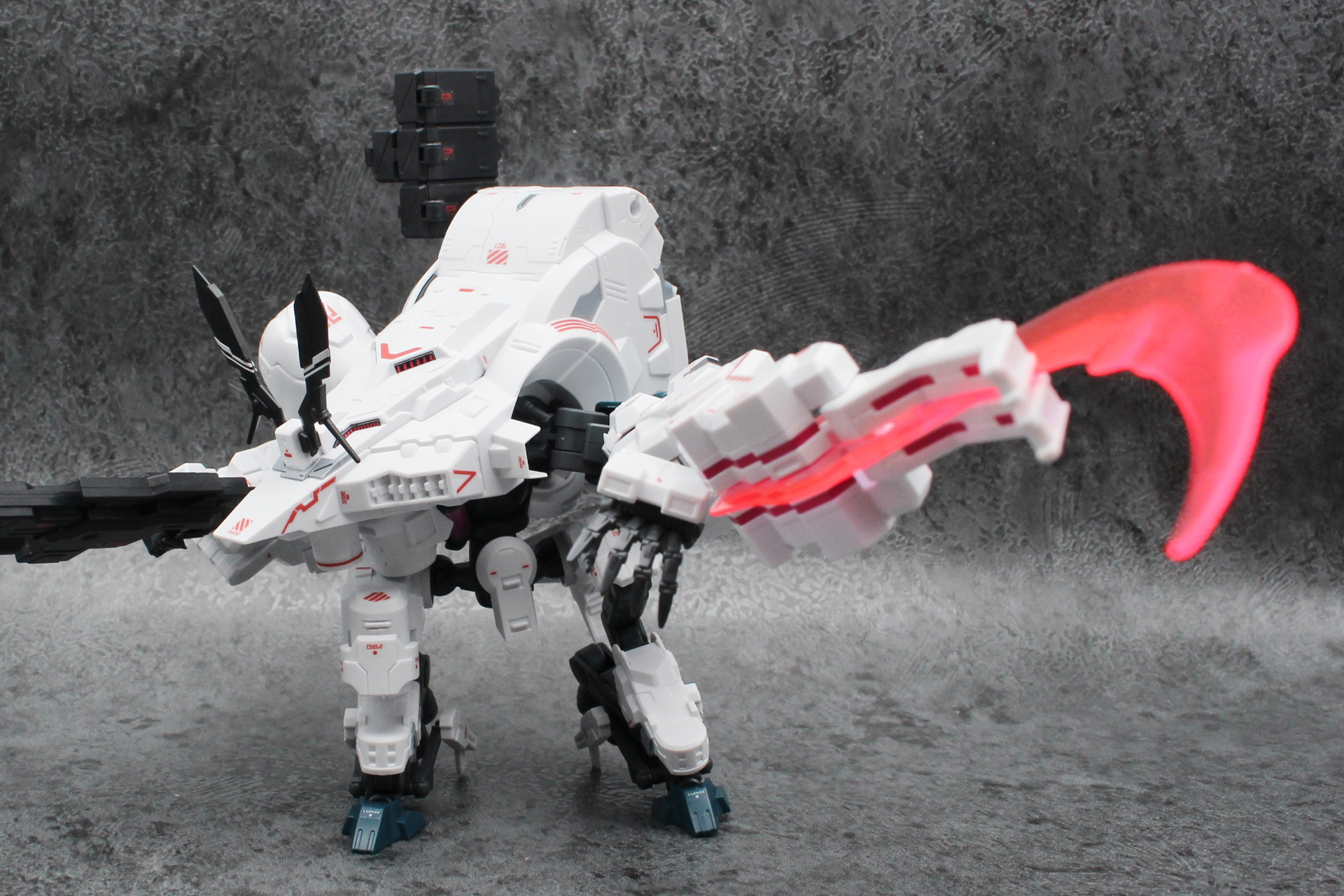 ブレードエフェクトを取り付けてのポージング。腕をまっすぐにするときは肘を縮めると固定される