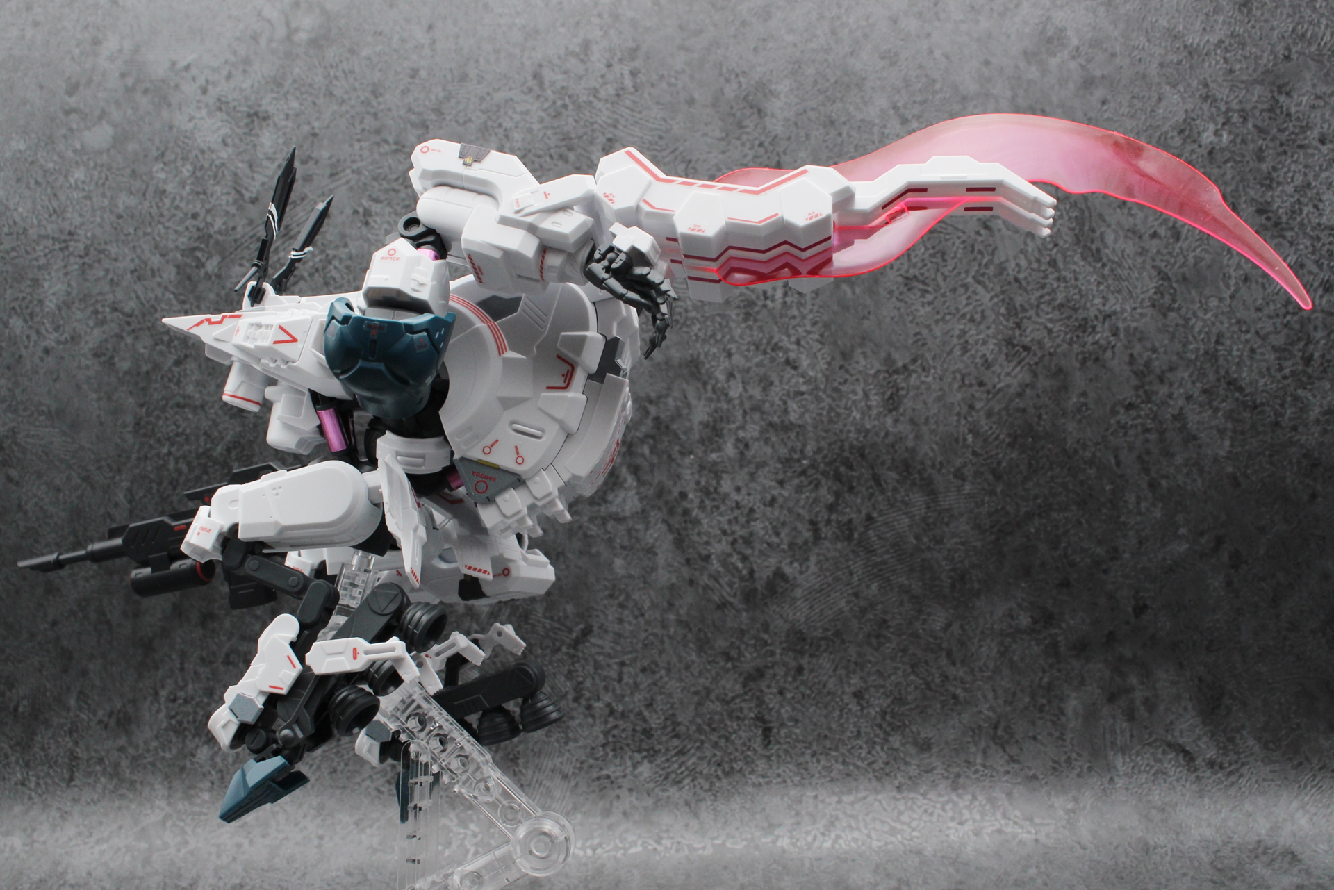 ブレードエフェクトを取り付けてのポージング。腕をまっすぐにするときは肘を縮めると固定される