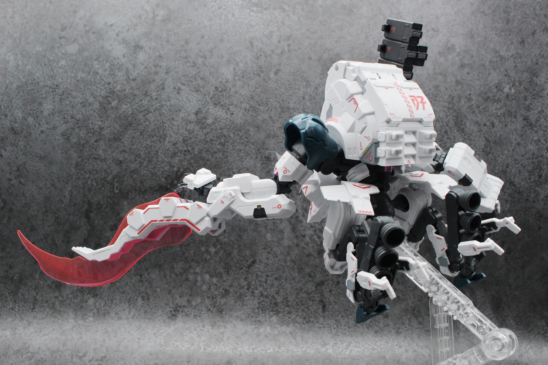 ブレードエフェクトを取り付けてのポージング。腕をまっすぐにするときは肘を縮めると固定される