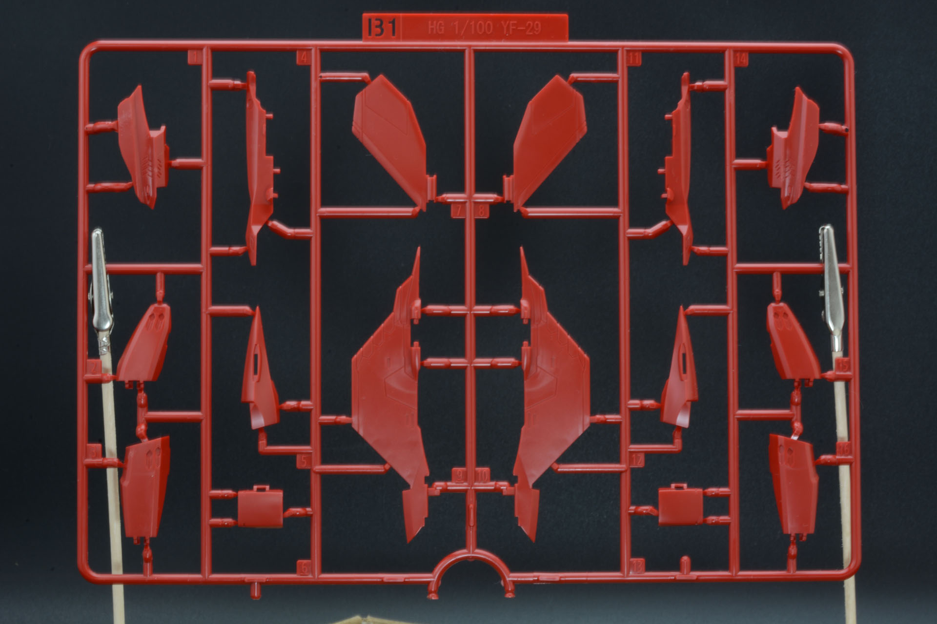 赤、白、灰色など成型色で機体のカラーを表現