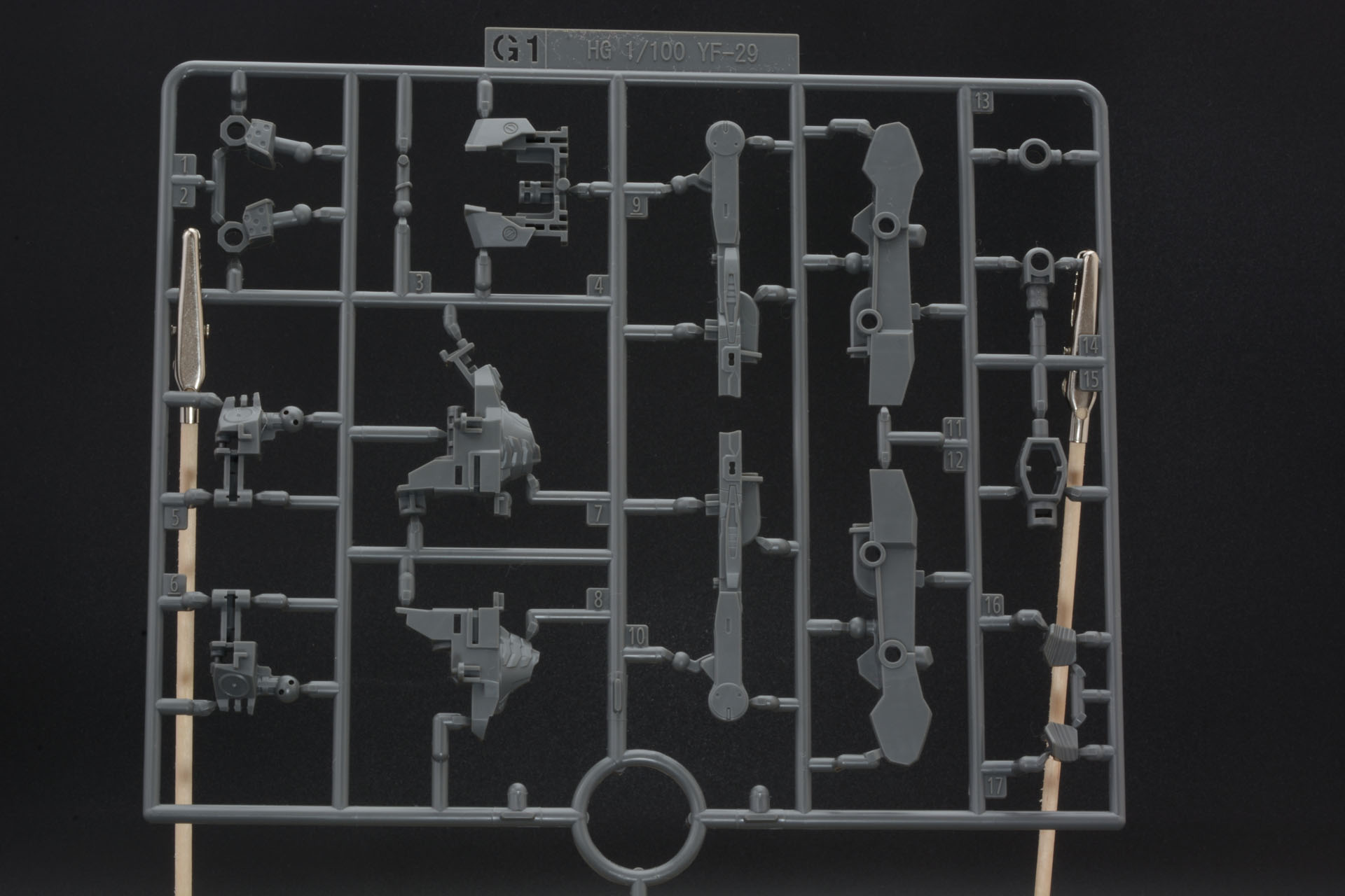 赤、白、灰色など成型色で機体のカラーを表現